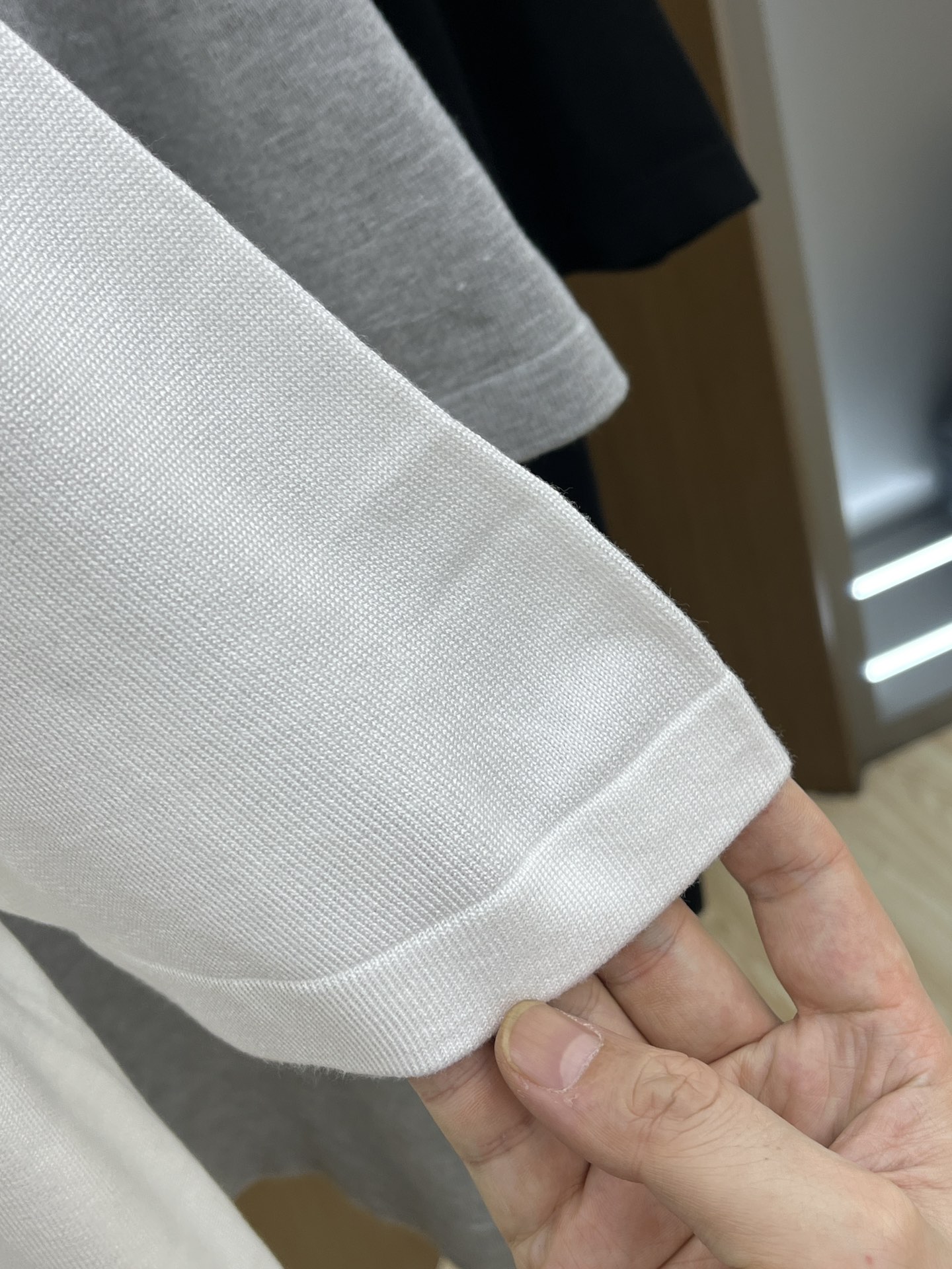 新品 Mon 🔥🔥春夏新品针织翻领Polo衫，进口纱线针织面料，手感柔软。胸前图案采用立体刺绣工艺，正面