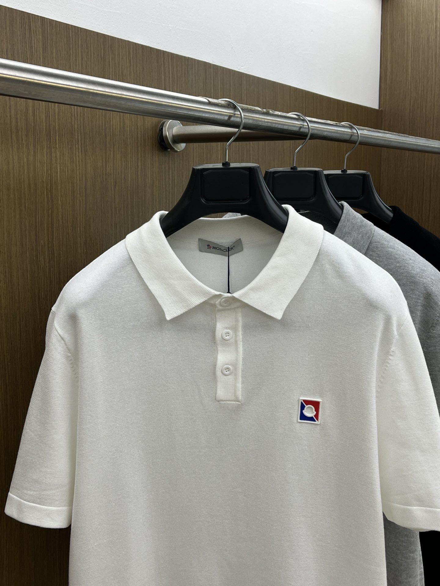 新品 Mon 🔥🔥春夏新品针织翻领Polo衫，进口纱线针织面料，手感柔软。胸前图案采用立体刺绣工艺，正面