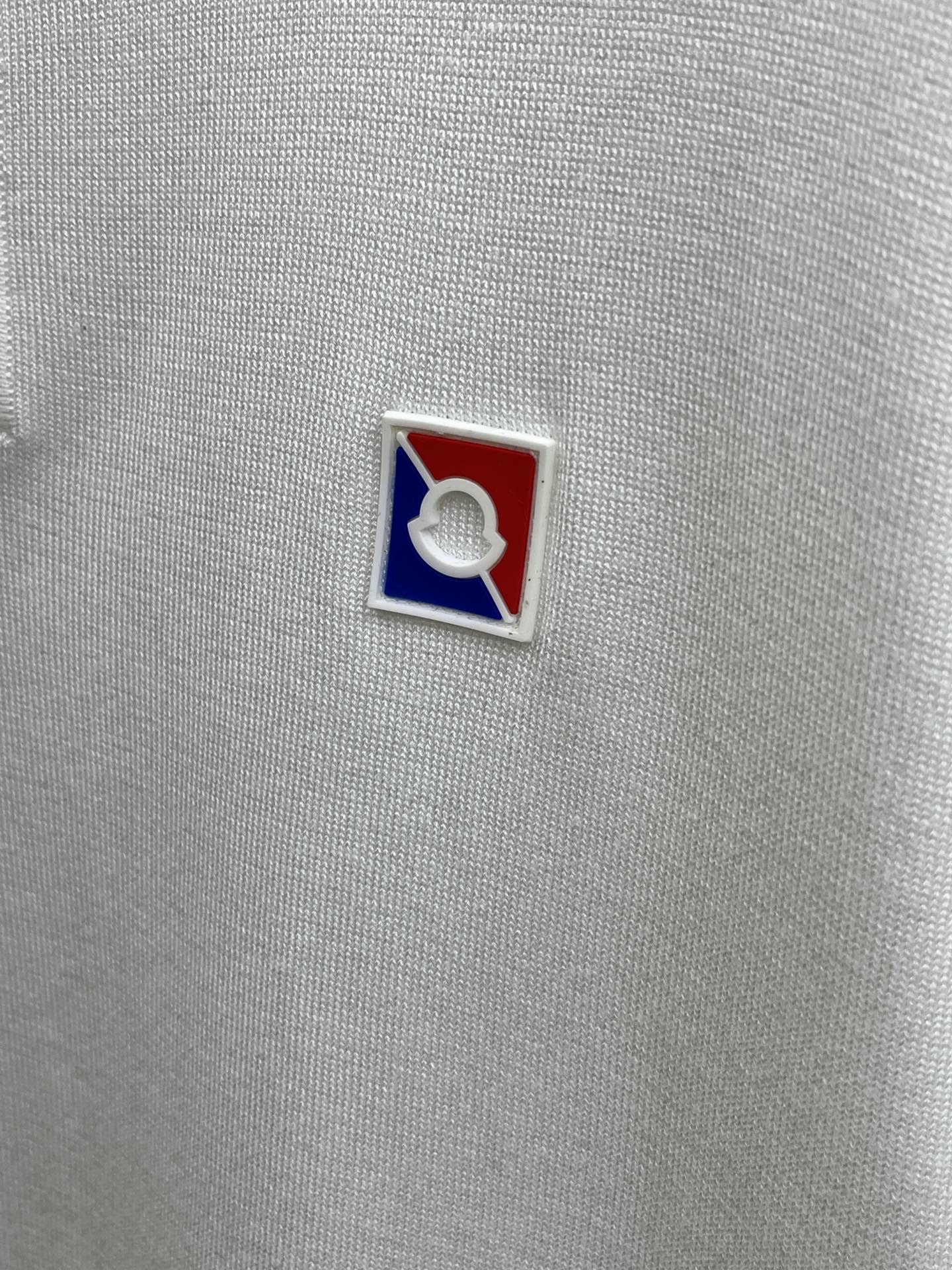 新品 Mon 🔥🔥春夏新品针织翻领Polo衫，进口纱线针织面料，手感柔软。胸前图案采用立体刺绣工艺，正面
