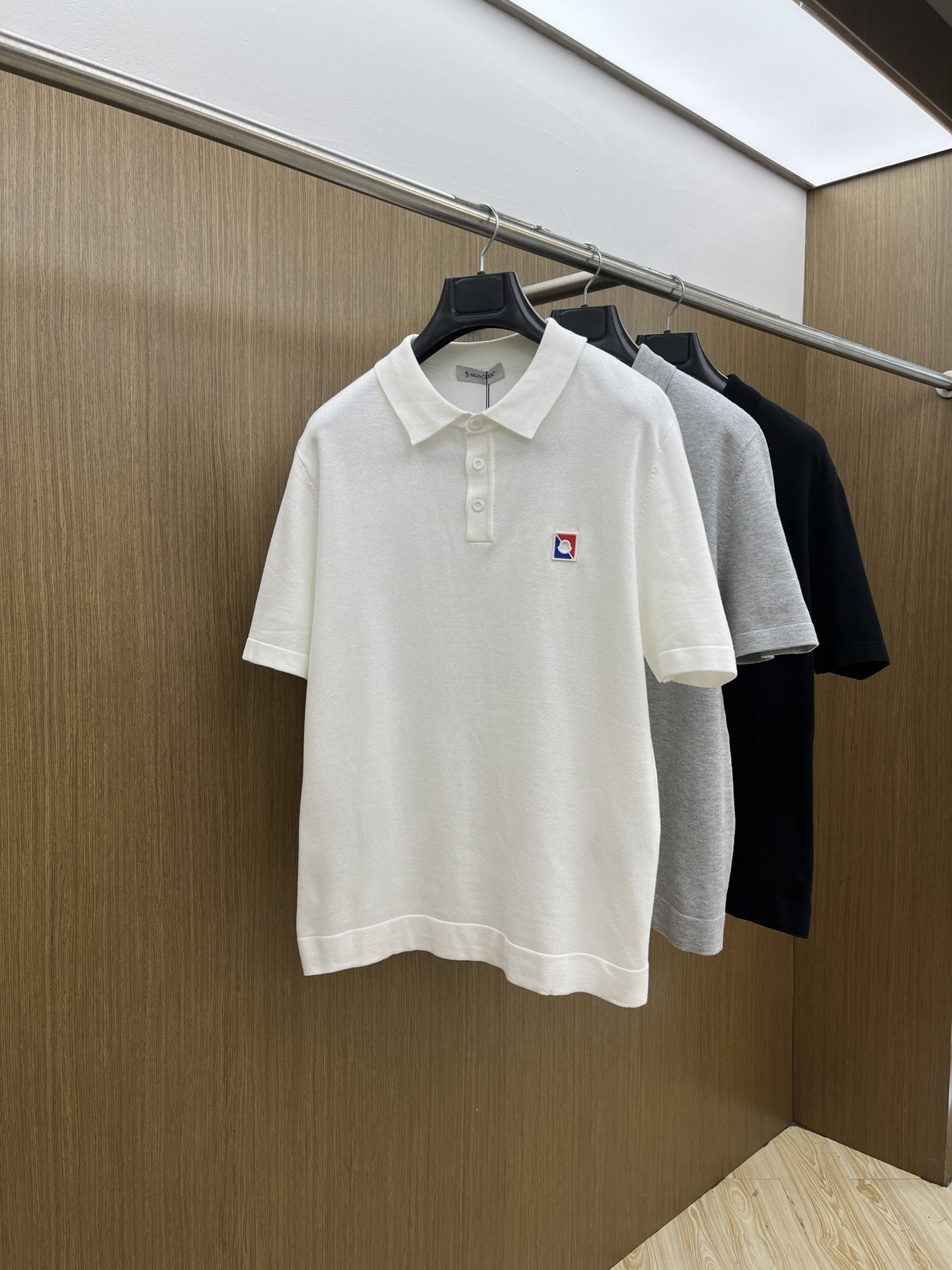 新品 Mon 🔥🔥春夏新品针织翻领Polo衫，进口纱线针织面料，手感柔软。胸前图案采用立体刺绣工艺，正面