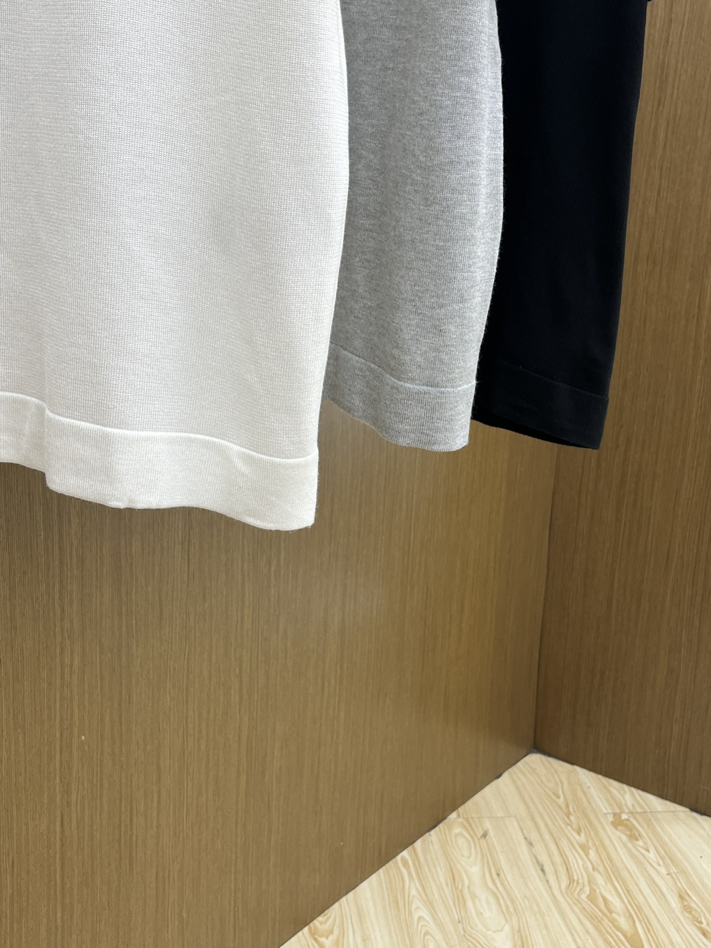 新品 Mon 🔥🔥春夏新品针织翻领Polo衫，进口纱线针织面料，手感柔软。胸前图案采用立体刺绣工艺，正面