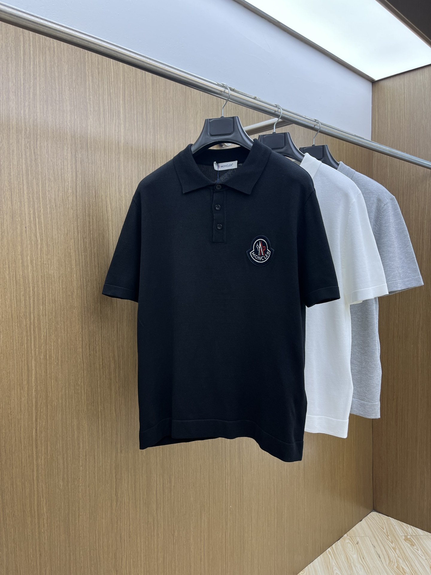 新品 Mon 🔥🔥春夏新品针织翻领Polo衫，进口纱线针织面料，手感柔软。胸前图案采用立体刺绣工艺，正面
