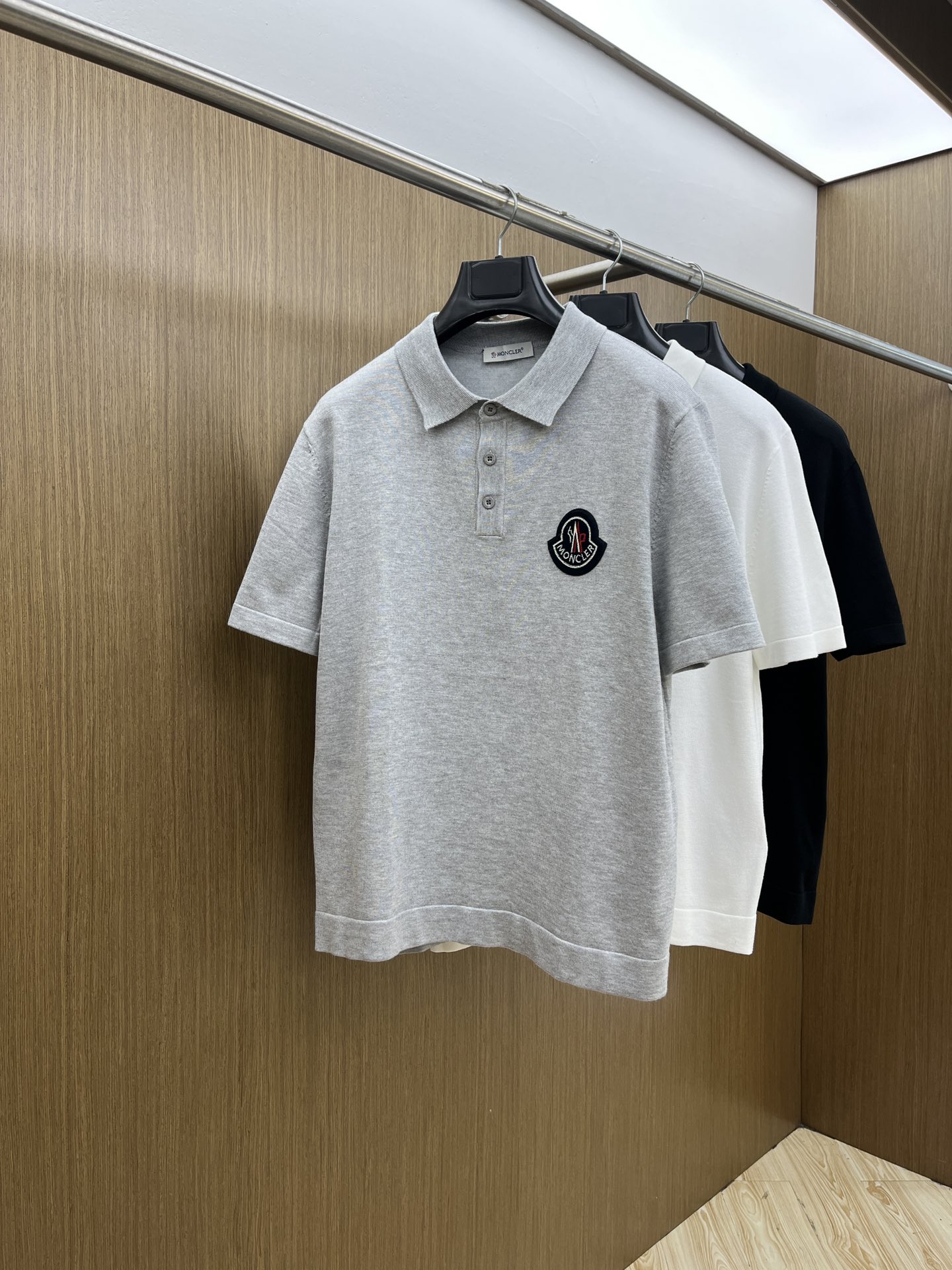 新品 Mon 🔥🔥春夏新品针织翻领Polo衫，进口纱线针织面料，手感柔软。胸前图案采用立体刺绣工艺，正面