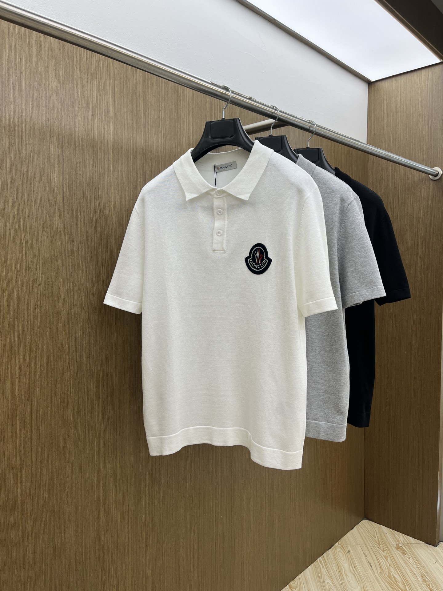 新品 Mon 🔥🔥春夏新品针织翻领Polo衫，进口纱线针织面料，手感柔软。胸前图案采用立体刺绣工艺，正面