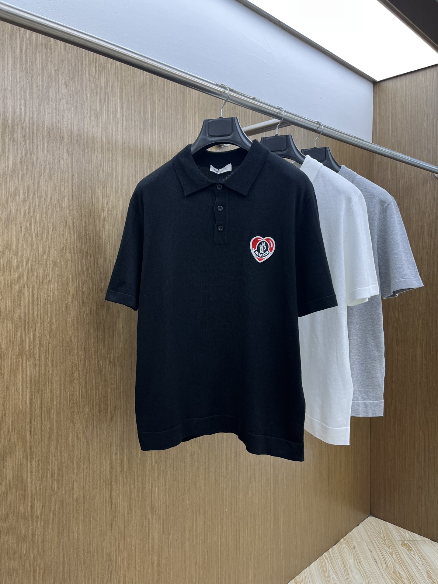 新品 Mon 🔥🔥春夏新品针织翻领Polo衫，进口纱线针织面料，手感柔软。胸前图案采用立体刺绣工艺，正面