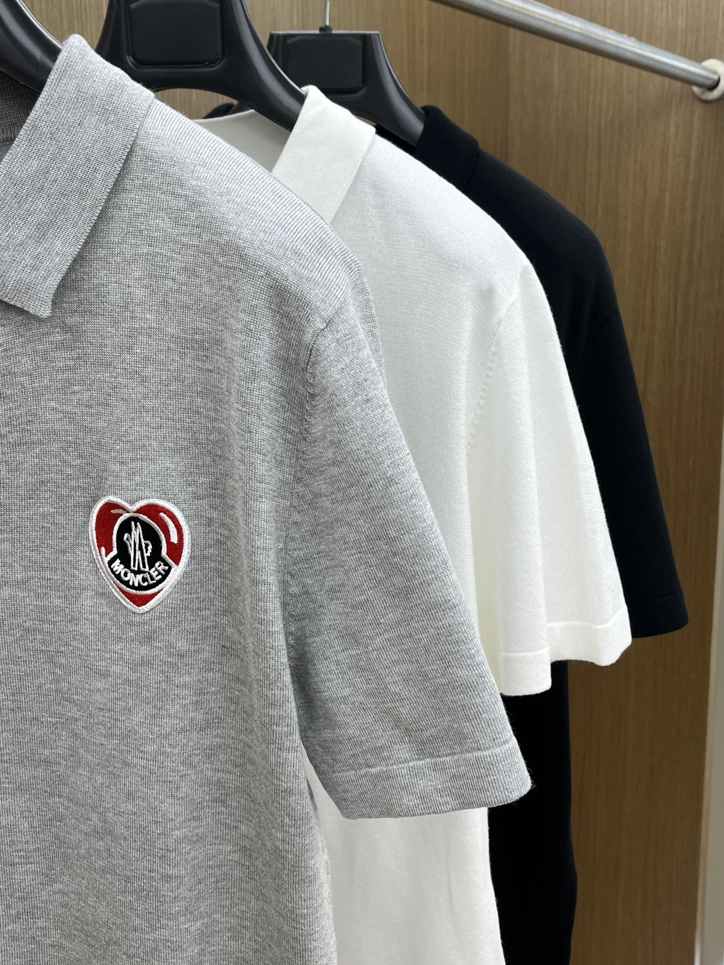新品 Mon 🔥🔥春夏新品针织翻领Polo衫，进口纱线针织面料，手感柔软。胸前图案采用立体刺绣工艺，正面
