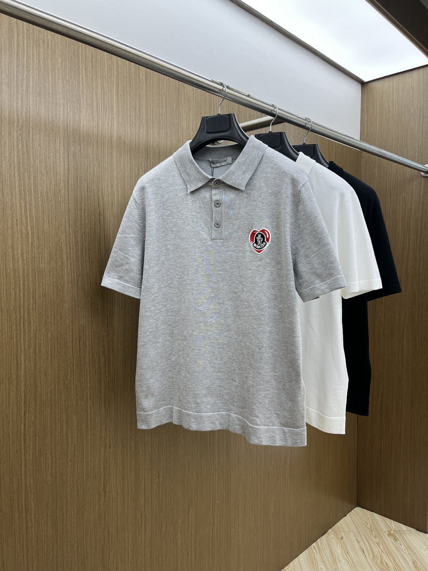 新品 Mon 🔥🔥春夏新品针织翻领Polo衫，进口纱线针织面料，手感柔软。胸前图案采用立体刺绣工艺，正面