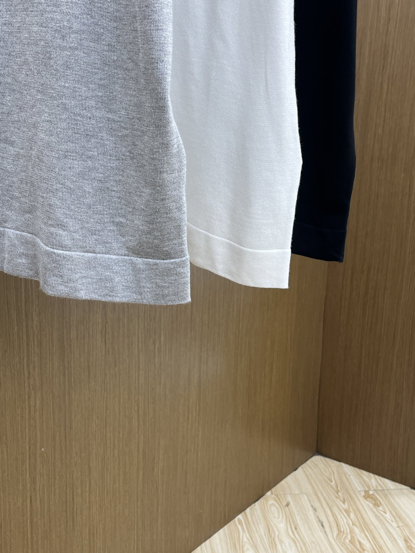 新品 Mon 🔥🔥春夏新品针织翻领Polo衫，进口纱线针织面料，手感柔软。胸前图案采用立体刺绣工艺，正面