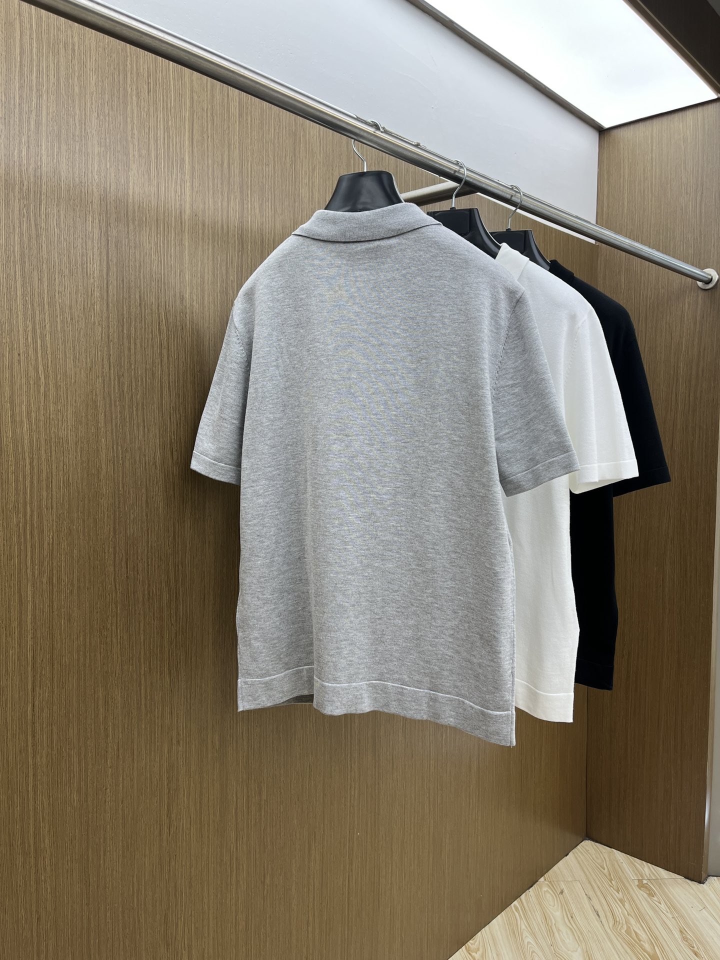 新品 Mon 🔥🔥春夏新品针织翻领Polo衫，进口纱线针织面料，手感柔软。胸前图案采用立体刺绣工艺，正面