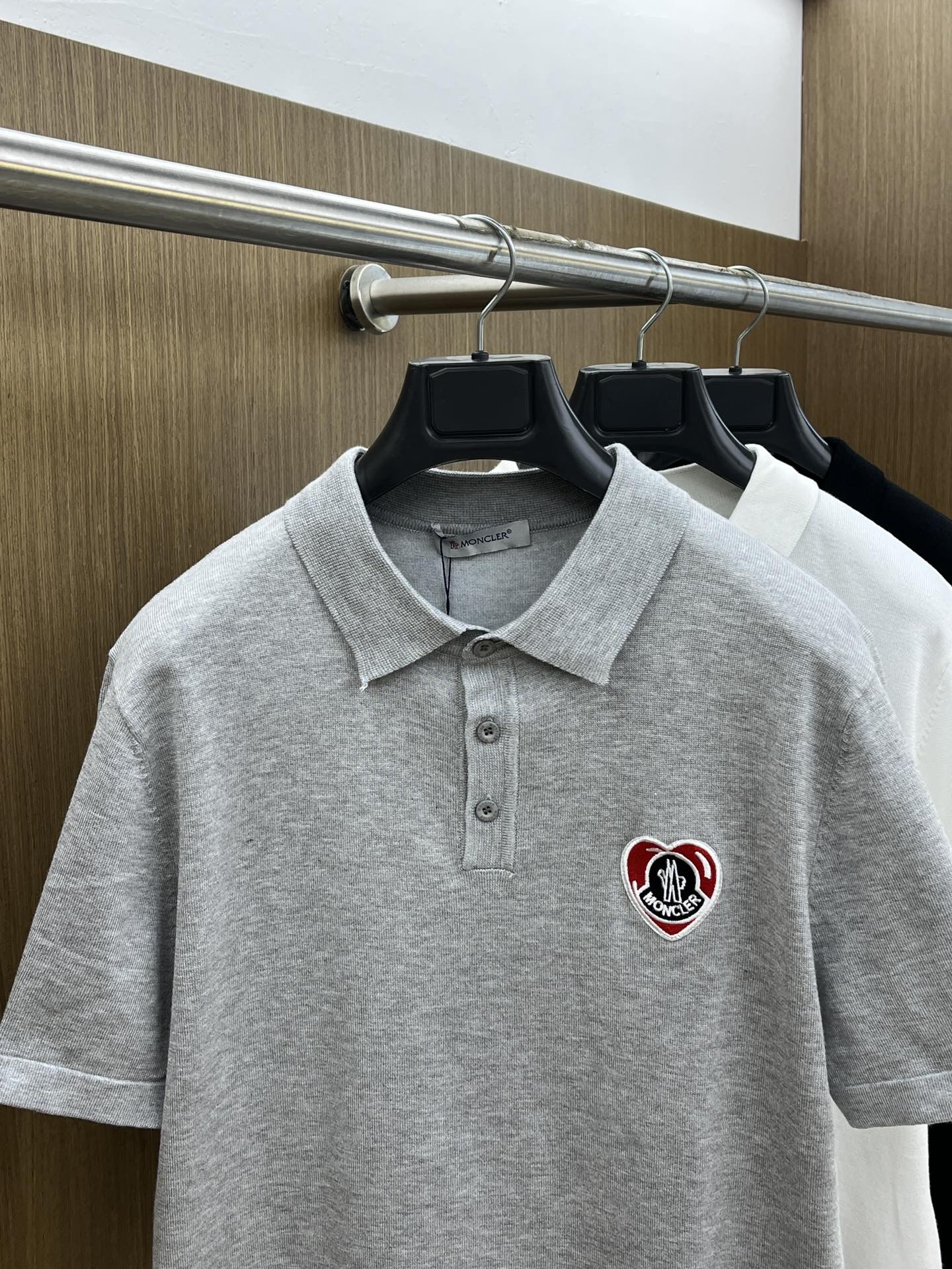 新品 Mon 🔥🔥春夏新品针织翻领Polo衫，进口纱线针织面料，手感柔软。胸前图案采用立体刺绣工艺，正面