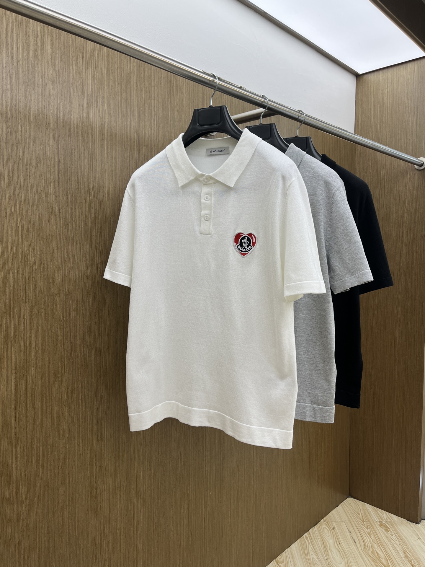 NO:461011,New product Mon Spring and summer new knitted lapel polo shirt, imported yarn knitted fabric, soft feel. The chest pattern adopts three-dimensional embroidery technology, front vertical button strap logo design, classic lapel design, neat and atmospheric, just right to modify the neck line, whether it is worn alone or with a jacket, it can show your gentlemanly demeanor, top imported private goods, fzg is luxurious, quality is unquestionable, the upper body effect is excellent, color picture color S -XL (please report height and weight if order),, jackets & coats, alexander wang19860909新品 Mon 春夏新品针织翻领polo衫,进口纱线针织面料,手感柔软.胸前图案采用立体刺绣工艺,正面竖排纽扣带logo设计,经典的翻领设计,利落又大气,恰到好处的修饰颈部线条,无论是单穿还是搭配外套,都能展现出你的绅士风度顶级进口私货,fzg不失奢华 品质毋庸置疑 上身效果超赞 颜色图片色 尺码S -XL（下单请报身高体重）,,jackets & coats,alexander wang,Men's clothing