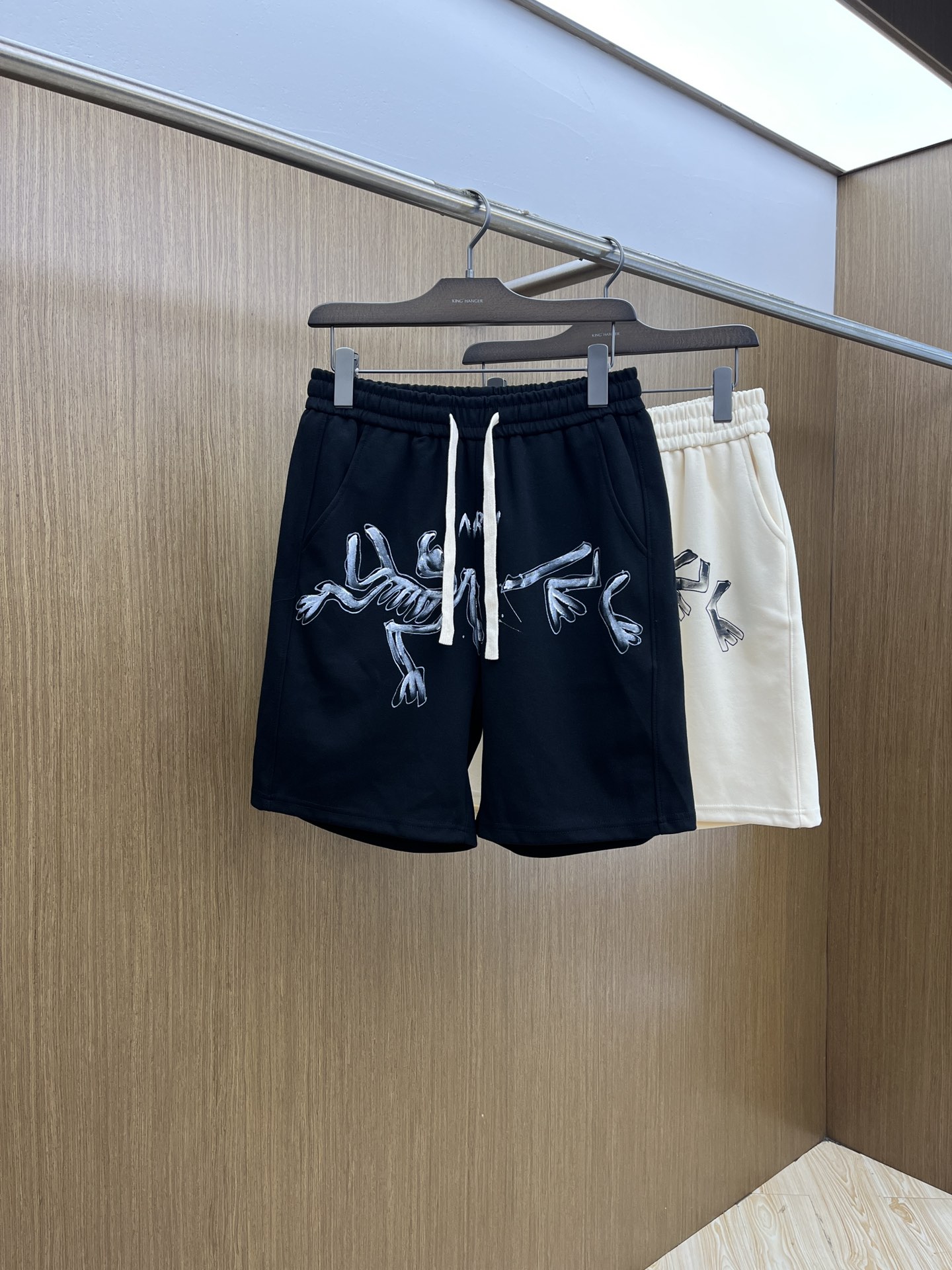 NO:463452,ARC exclusive first release 2025 summer new men's casual shorts, high-end custom fabric breathable fabric, extremely breathable, elastic and comfortable, impeccable details, top-level auxiliary materials, original logo design concept, delicate and soft feel!  The upper body style of fxz is excellent!  Size S-XXL Order to report height and weight, shorts, alexander wang19860909ARC 独家首发 2025夏季新款男士休闲短裤,高级定制面料透气面料 透气弹力舒适度极高,细节无可挑剔,顶级辅料配备,原版logo设计理念,手感细腻柔软！fxz上身版型超赞！尺码S-XXL 下单报身高体重,,shorts,alexander wang,Men's clothing