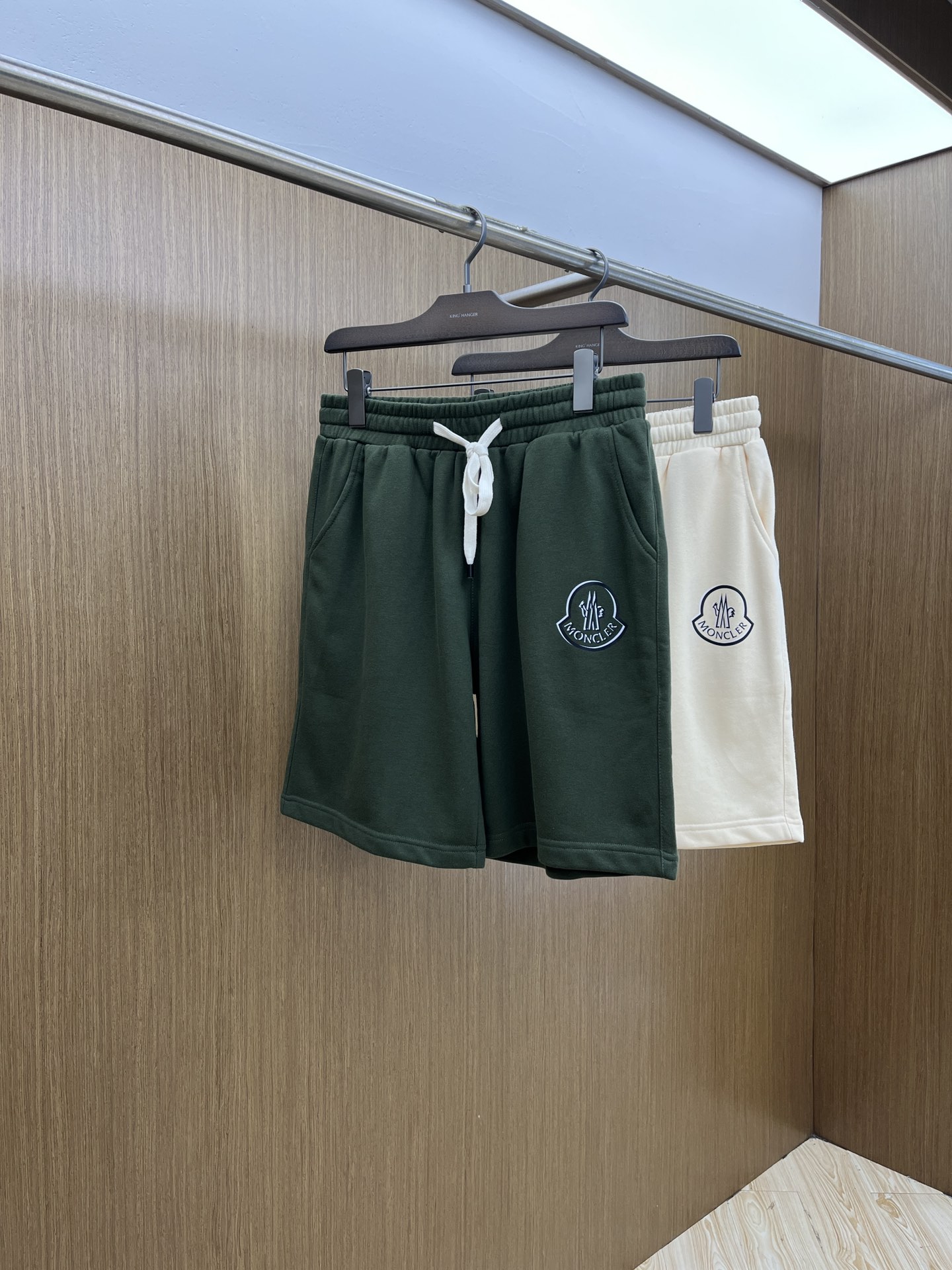 NO:463464,New product Mon new casual shorts ~ Customized sweatshirt wool cotton fabric, soft, comfortable and skin-friendly, and has excellent sweat-absorbing and breathable!  The brand’s iconic embroidery LOGO, simple and casual styles create a fashionable item that is both casual and personal, atmospheric and versatile, and must-have when you go out!  !  The same style for men and women!  !  Fzg three standards are complete!  !  Color Picture Color Size S M L XL XXL (please report height and weight by ordering!), hoodie, sweatshirts, shorts, alexander wang19860909新品 Mon 新款休闲短裤～定制卫衣毛圈棉面料,柔软舒适亲肤感极佳,吸汗透气！品牌标志性刺绣LOGO,简约休闲款式打造休闲与个性兼备的时髦单品,大气且百搭,出街必备！！男女同款！！fzg三标齐全！！ 颜色图片色 尺码S M L XL XXL（下单请报身高体重！）,,hoodie,sweatshirts,shorts,alexander wang,Men's clothing