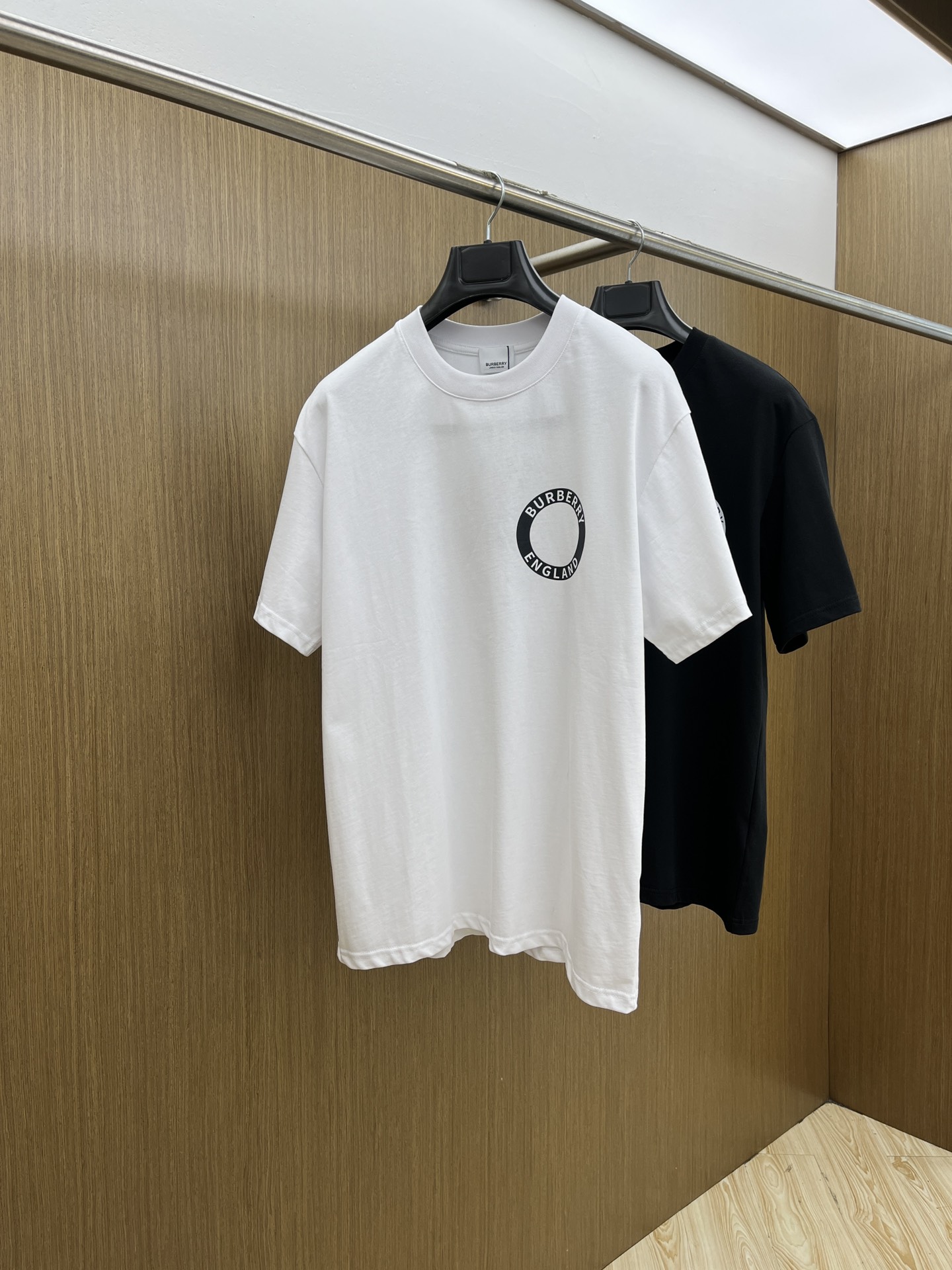 NO:463476,New product BBR Spring and summer new short-sleeved round-neck T-shirt for men and women, with a very high-end style, logo printing craftsmanship design!  Custom made cotton fabric!  A simple and high-end fashion item, a fashion product with very high-end outfit charm, a must-have for fashion trends!  Fzg three standards are complete!  !  Color picture color Size S M L XL Loose style, T-shirt,tees, t-shirt,alexander wang19860909新品 BBR 春夏新款男女同款短袖圆领T恤,极具个性高级风,标志logo印花工艺设计！定制纯棉面料！一款简约高级的时尚单品,穿搭魅力十分高级不俗的时尚产物 ,时尚潮流必备单品！fzg三标齐全！！ 颜色图片颜色 尺码S M L XL 宽松版型,,T-shirt,tees，t-shirt,alexander wang,Men's clothing