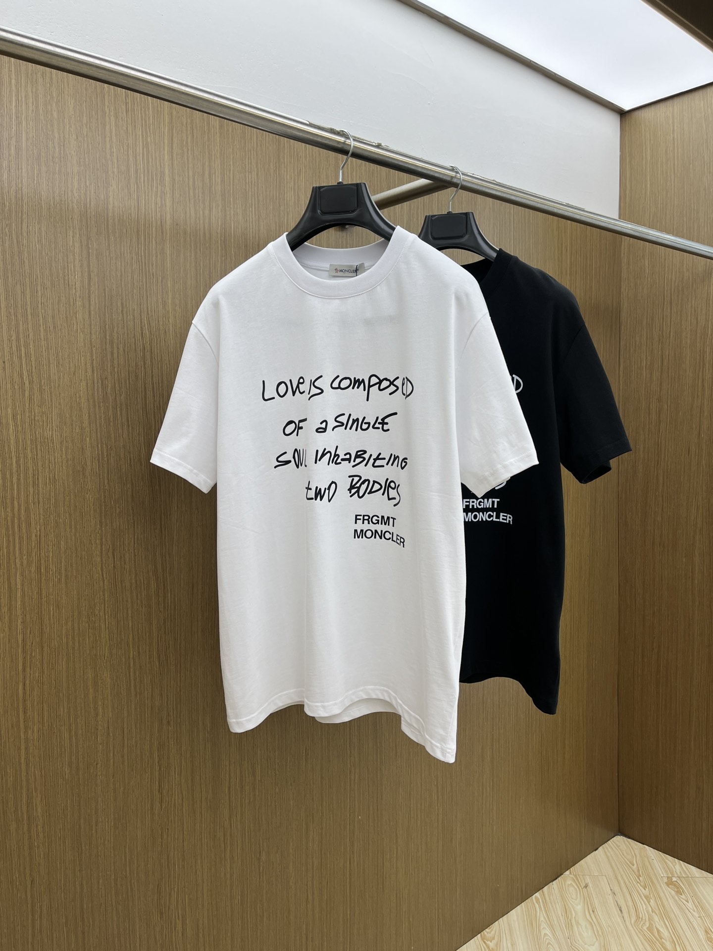 新品 Mon 🔥🔥春夏新款男女同款👫短袖圆领T恤，极具个性高级风，标志logo印花工艺设计！定制纯棉面料
