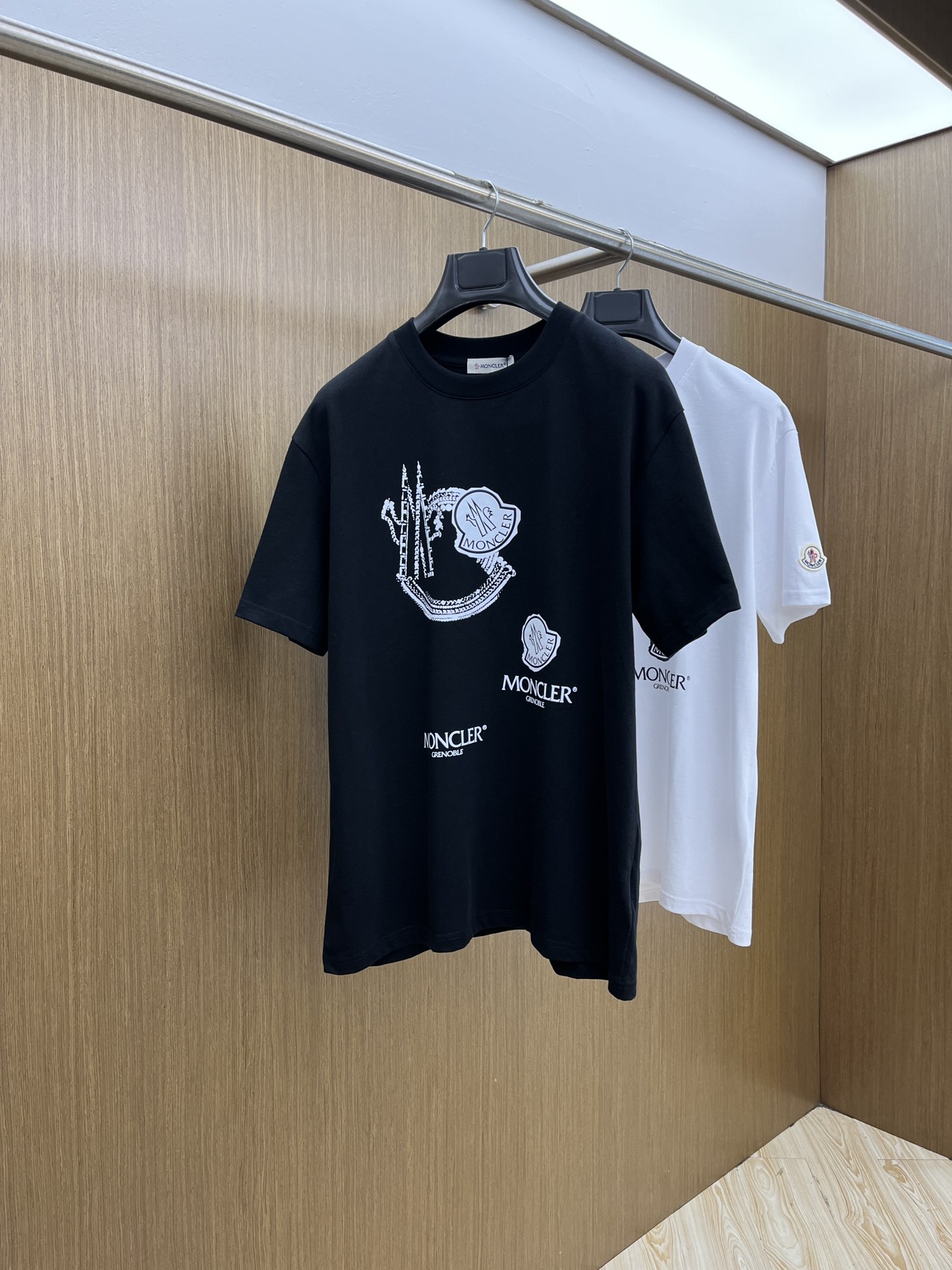 新品 Mon 🔥春夏新款男女同款👫短袖圆领T恤，极具个性高级风，标志logo印花工艺设计！定制纯棉面料！