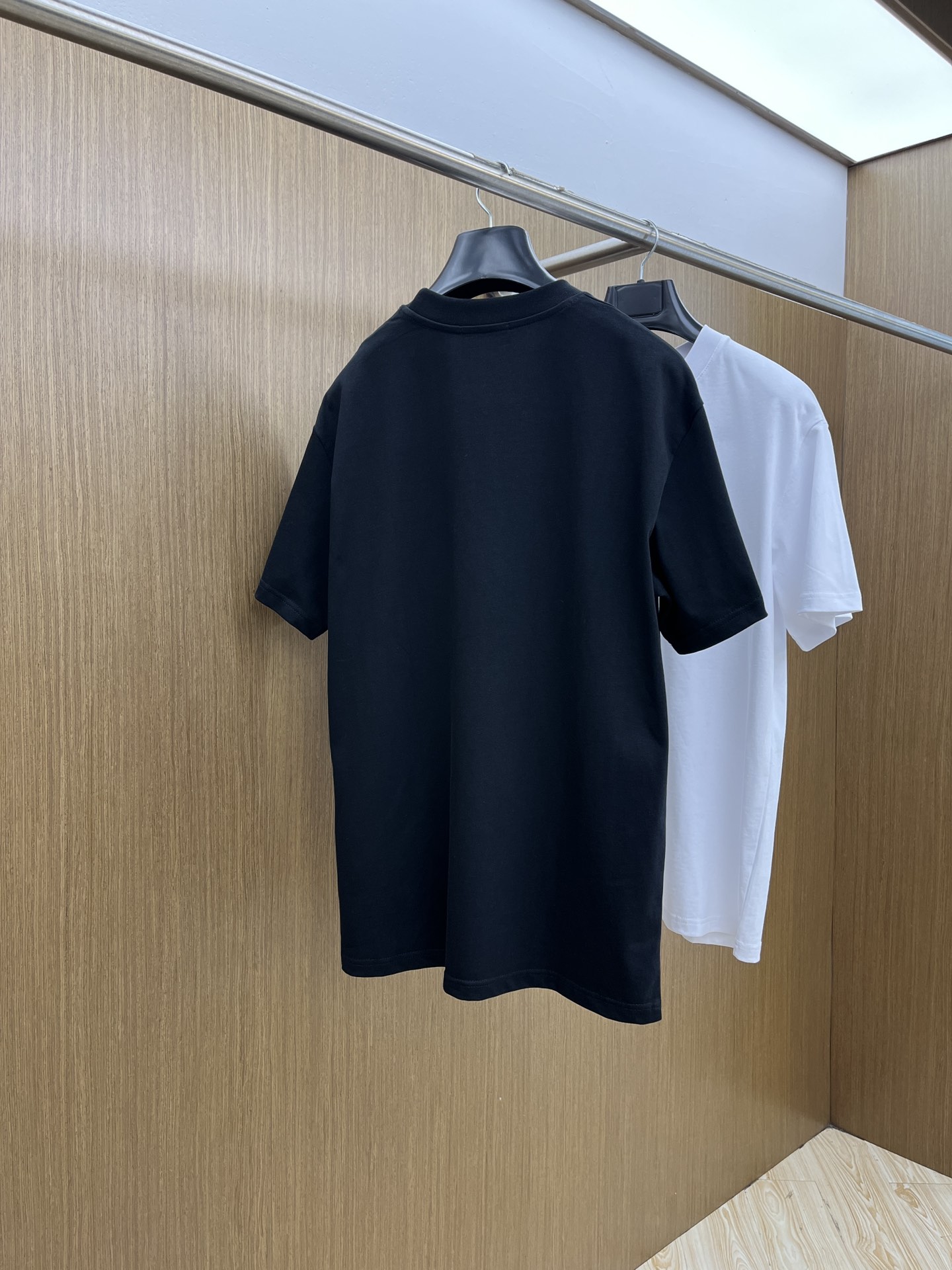 新品 VW  🔥春夏新款男女同款👫短袖圆领T恤，极具个性高级风，标志logo印花工艺设计！定制纯棉面料！