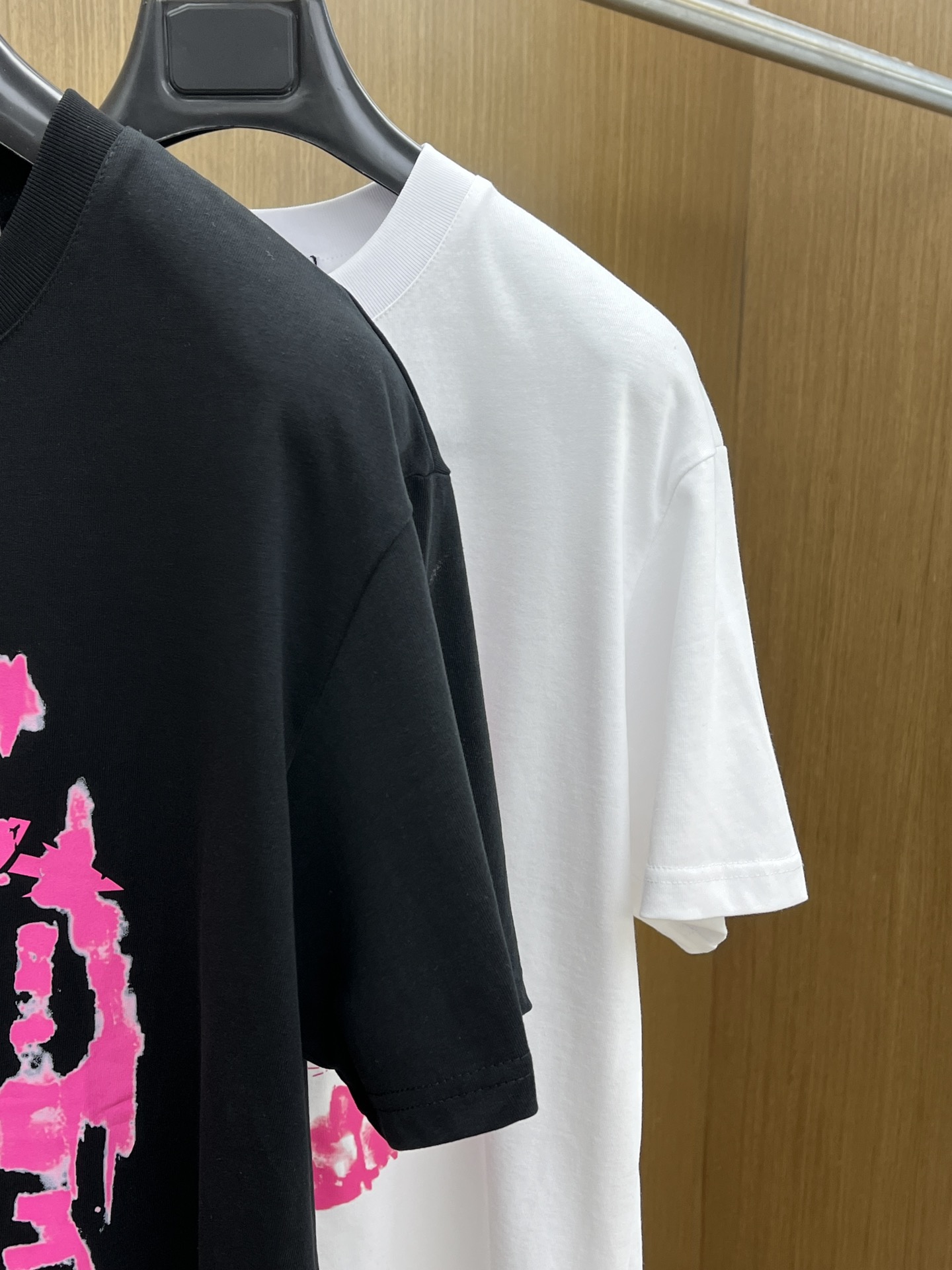 新品 Gvc 🔥春夏新款男女同款👫短袖圆领T恤，极具个性高级风，标志logo印花工艺设计！定制纯棉面料！