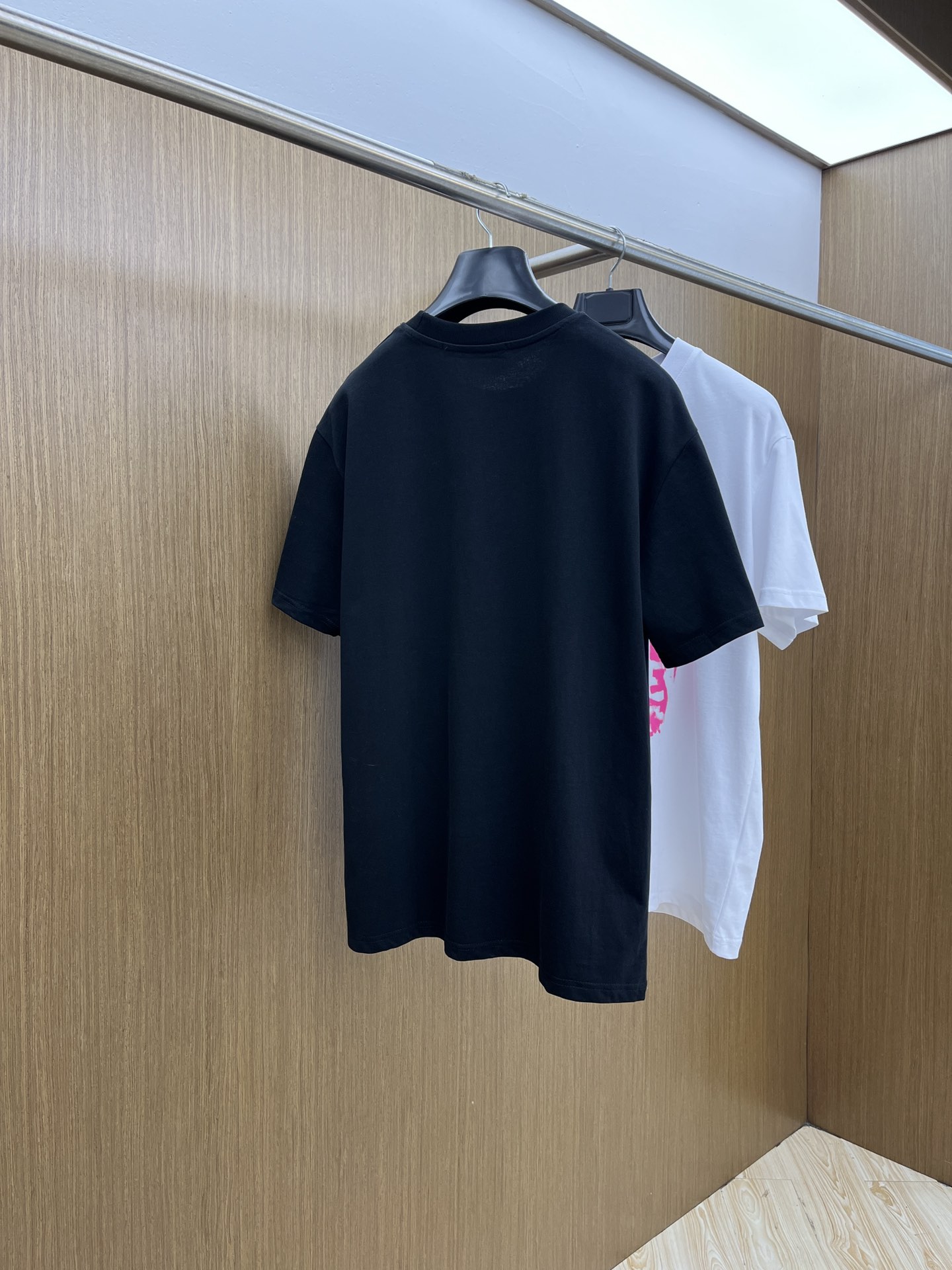 新品 Gvc 🔥春夏新款男女同款👫短袖圆领T恤，极具个性高级风，标志logo印花工艺设计！定制纯棉面料！