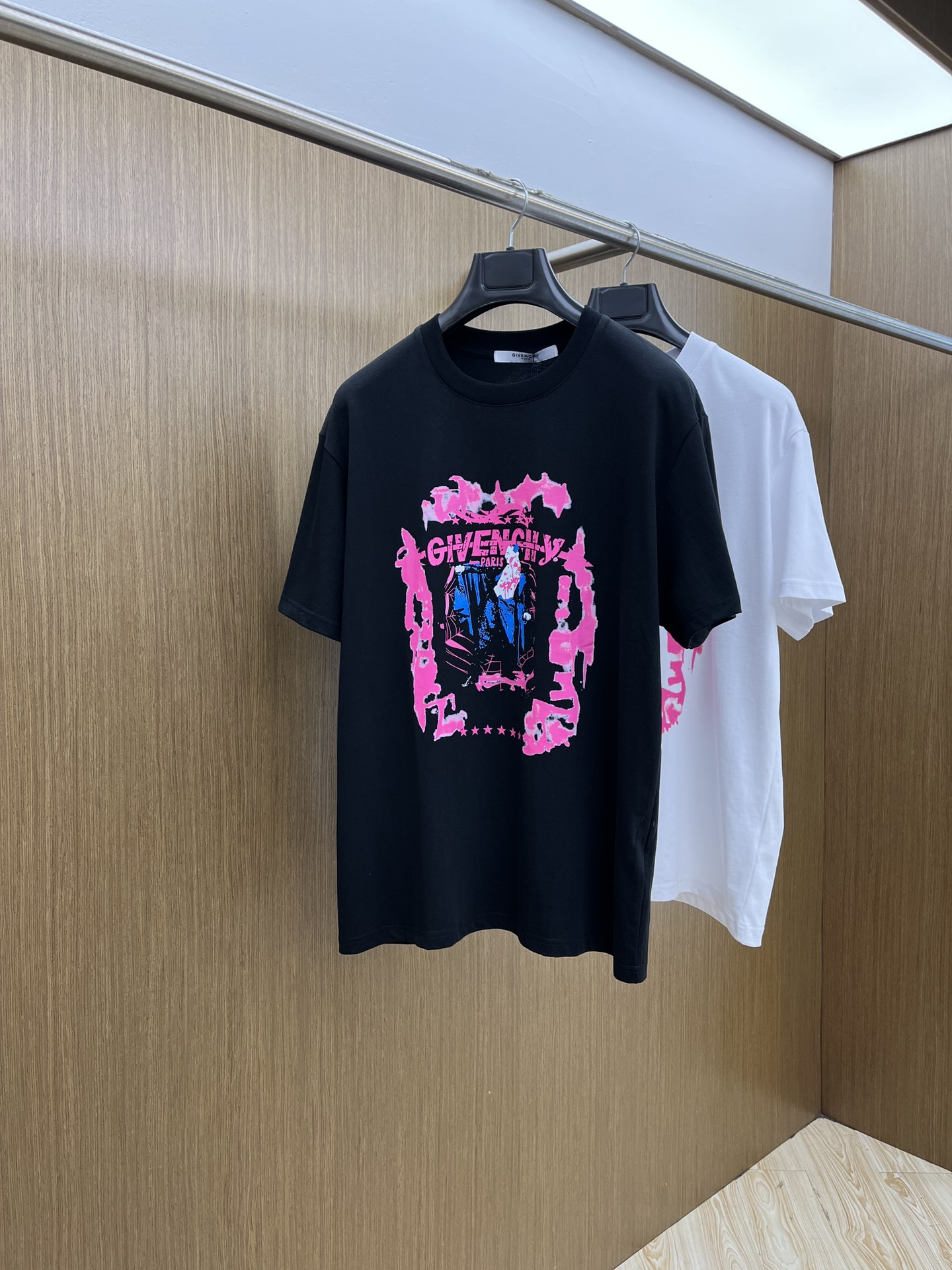 新品 Gvc 🔥春夏新款男女同款👫短袖圆领T恤，极具个性高级风，标志logo印花工艺设计！定制纯棉面料！