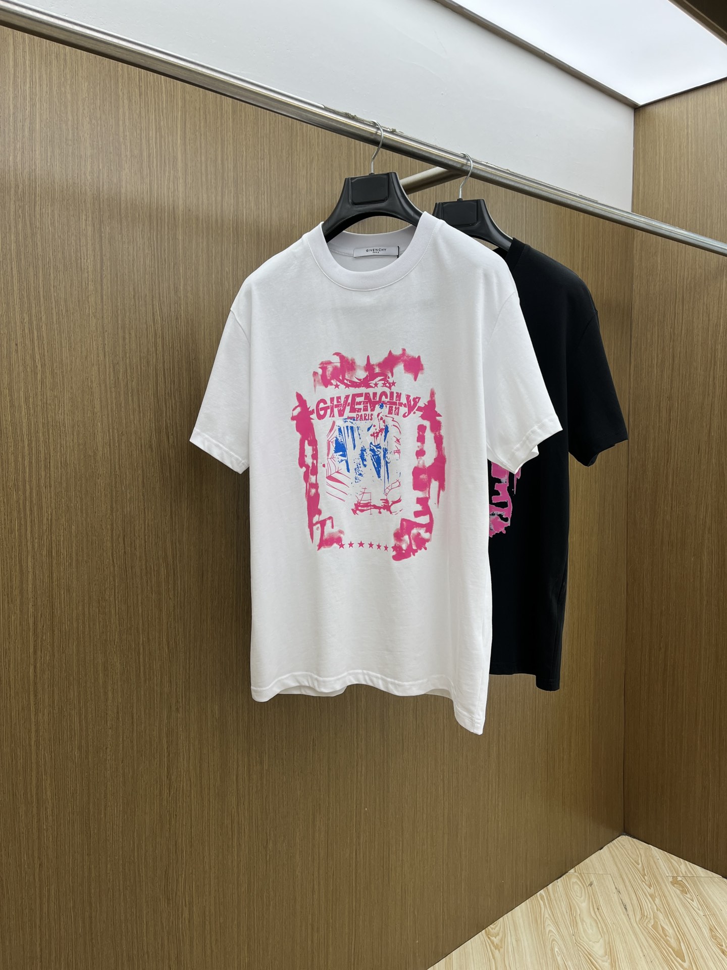 NO:463496,New GVC spring and summer new short-sleeved round-neck T-shirt for men and women, with a very personalized and high-end style, logo printing craftsmanship design!  Custom made cotton fabric!  A simple and high-end fashion item, a fashion product with very high-end outfit charm, a must-have for fashion trends!  Fzg three standards are complete!  !  Color picture color Size S M L XL Loose style, T-shirt,tees, t-shirt,alexander wang19860909新品 Gvc 春夏新款男女同款短袖圆领T恤,极具个性高级风,标志logo印花工艺设计！定制纯棉面料！一款简约高级的时尚单品,穿搭魅力十分高级不俗的时尚产物 ,时尚潮流必备单品！fzg三标齐全！！ 颜色图片颜色 尺码S M L XL 宽松版型,,T-shirt,tees，t-shirt,alexander wang,Men's clothing