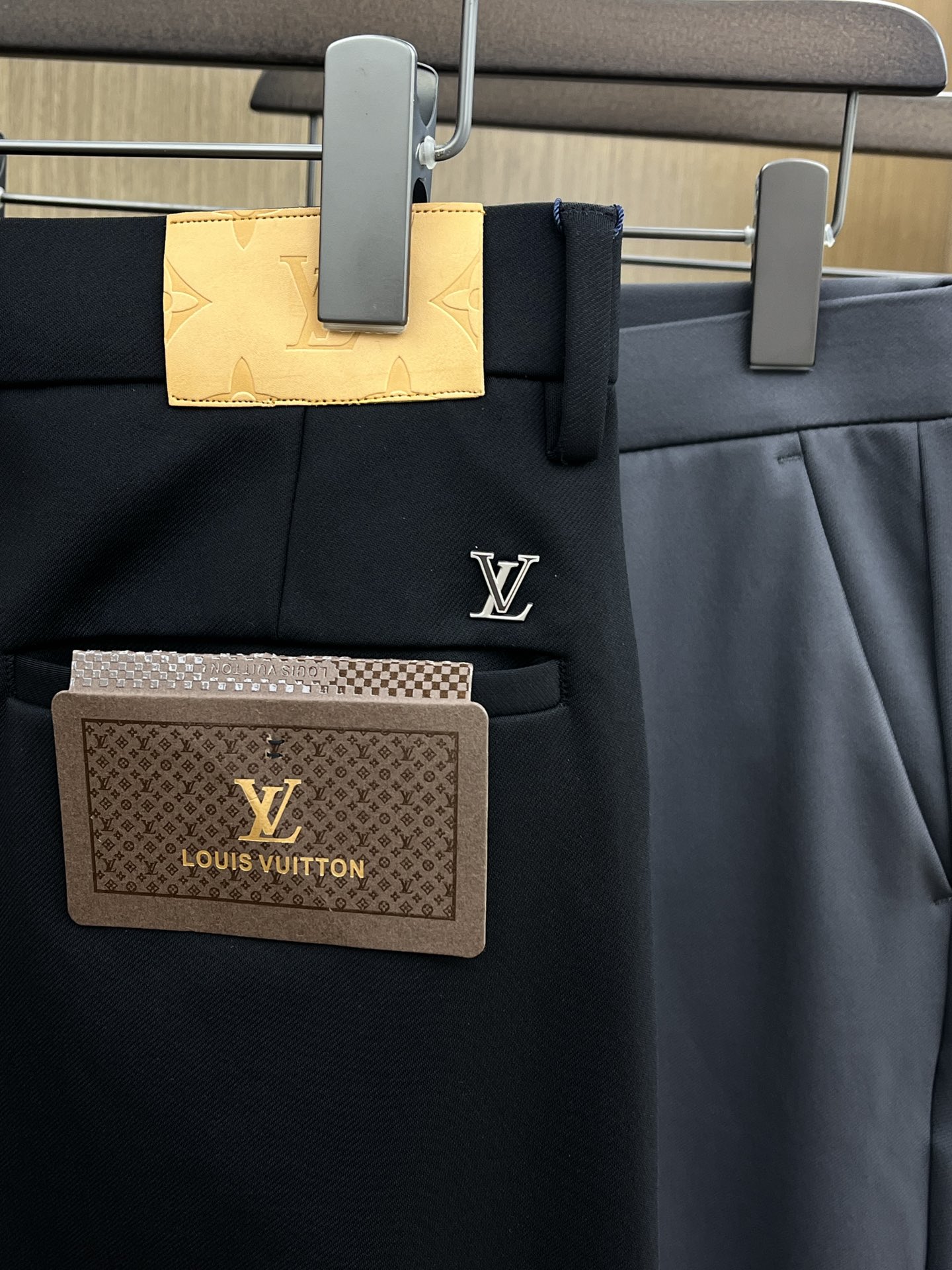 秋冬 LV 🔥🔥ss秋冬新品，官网同步有售，男士高端商务休闲西裤，高端进口面料，带弹力，后面采用硅胶字母