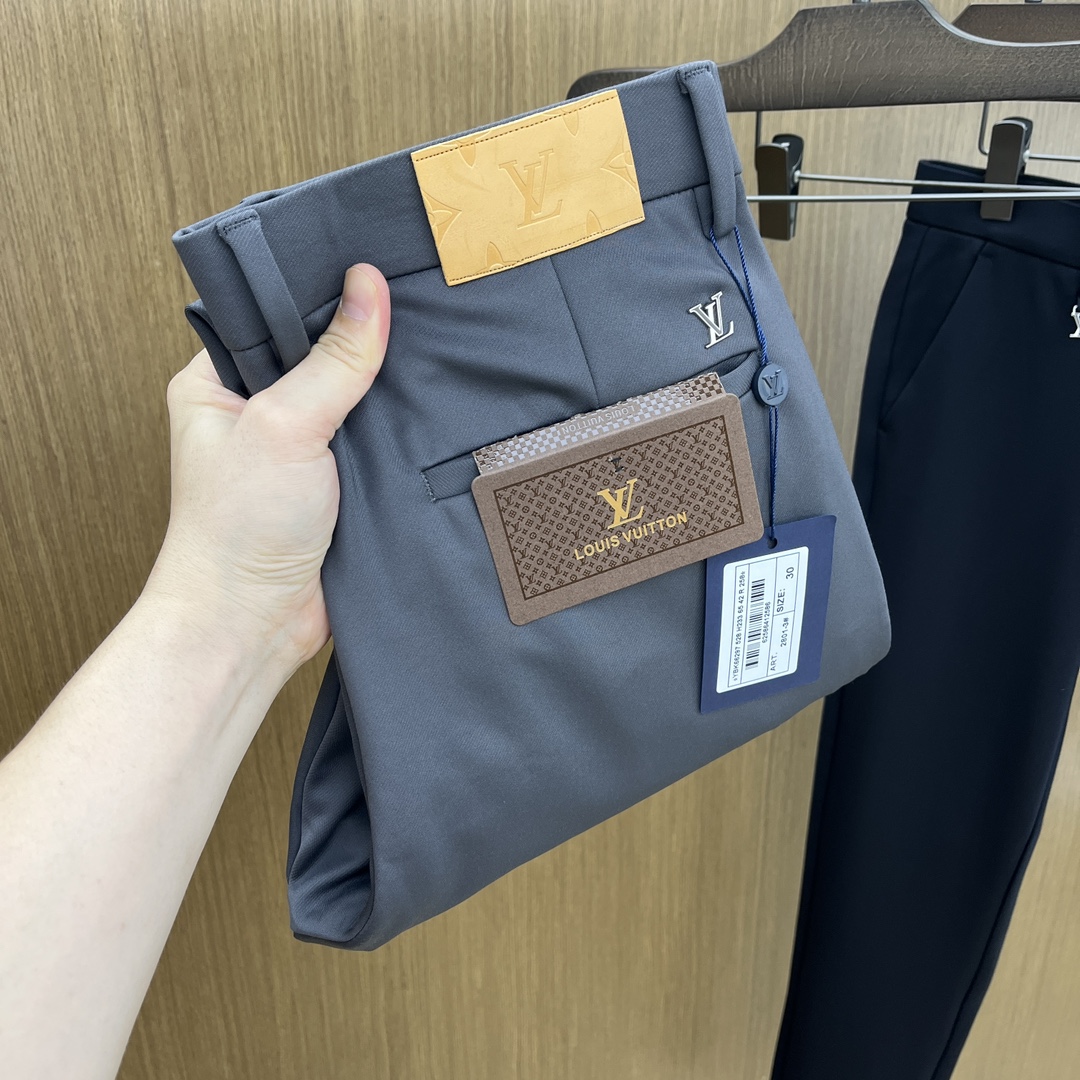 秋冬 LV 🔥🔥ss秋冬新品，官网同步有售，男士高端商务休闲西裤，高端进口面料，带弹力，后面采用硅胶字母