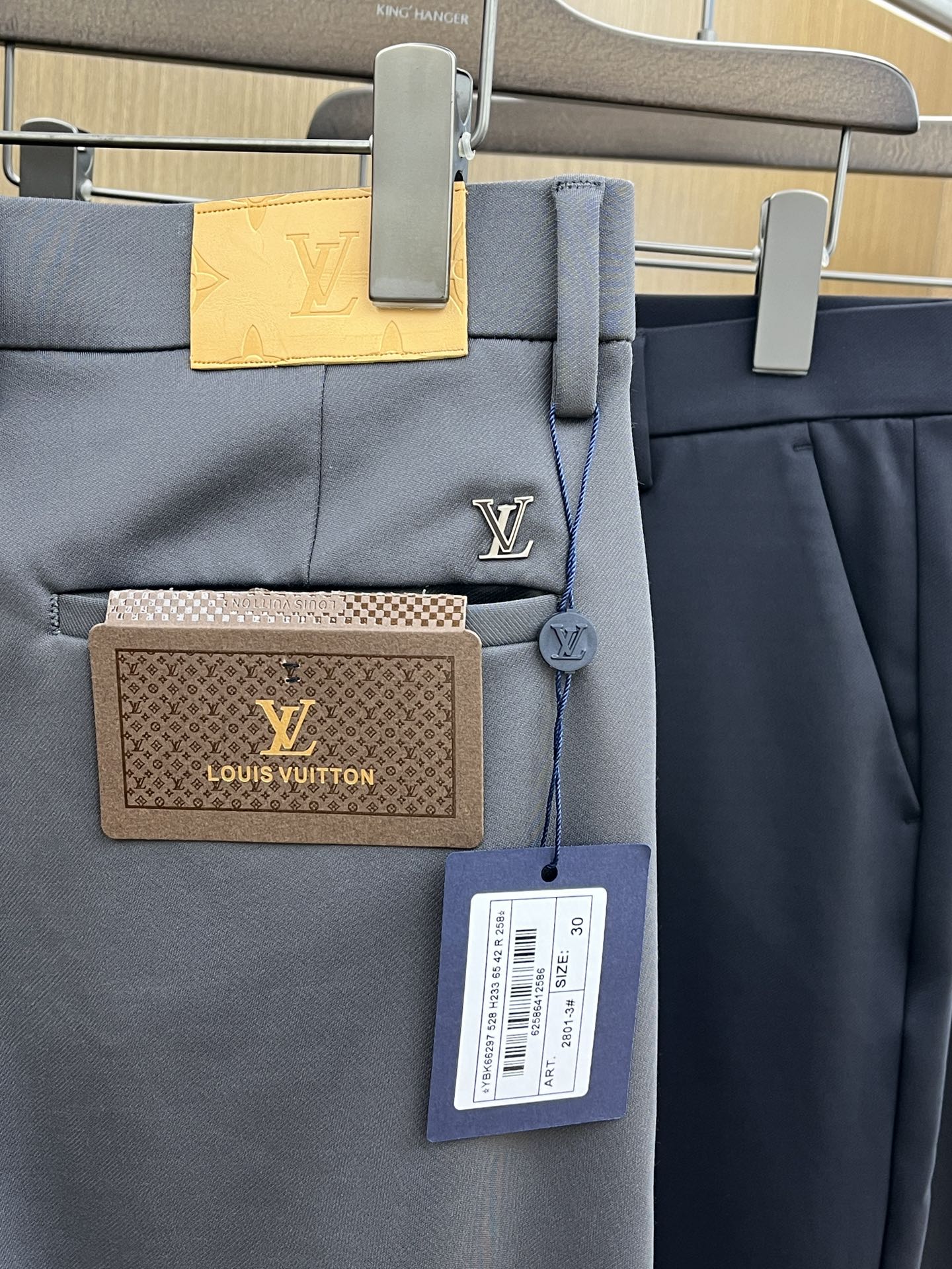 秋冬 LV 🔥🔥ss秋冬新品，官网同步有售，男士高端商务休闲西裤，高端进口面料，带弹力，后面采用硅胶字母