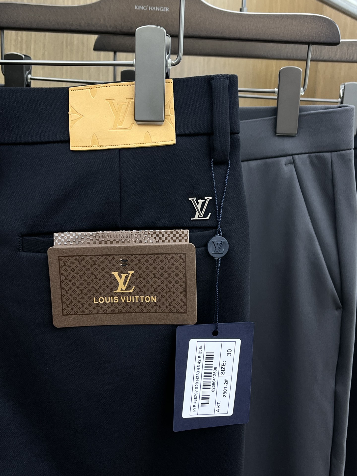 秋冬 LV 🔥🔥ss秋冬新品，官网同步有售，男士高端商务休闲西裤，高端进口面料，带弹力，后面采用硅胶字母