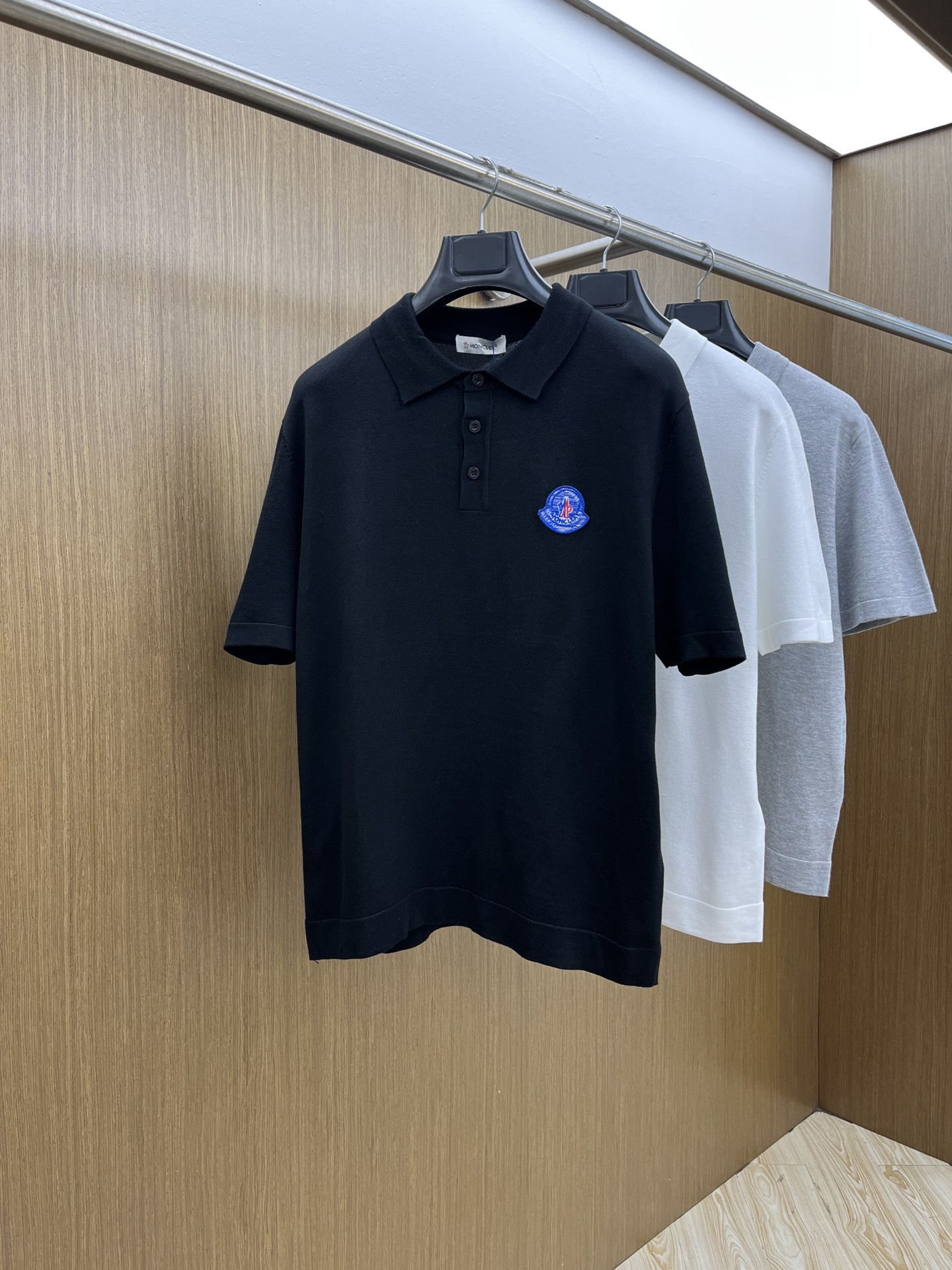 新品 Mon 🔥🔥春夏新品针织翻领Polo衫，进口纱线针织面料，手感柔软。胸前图案采用立体刺绣工艺，正面