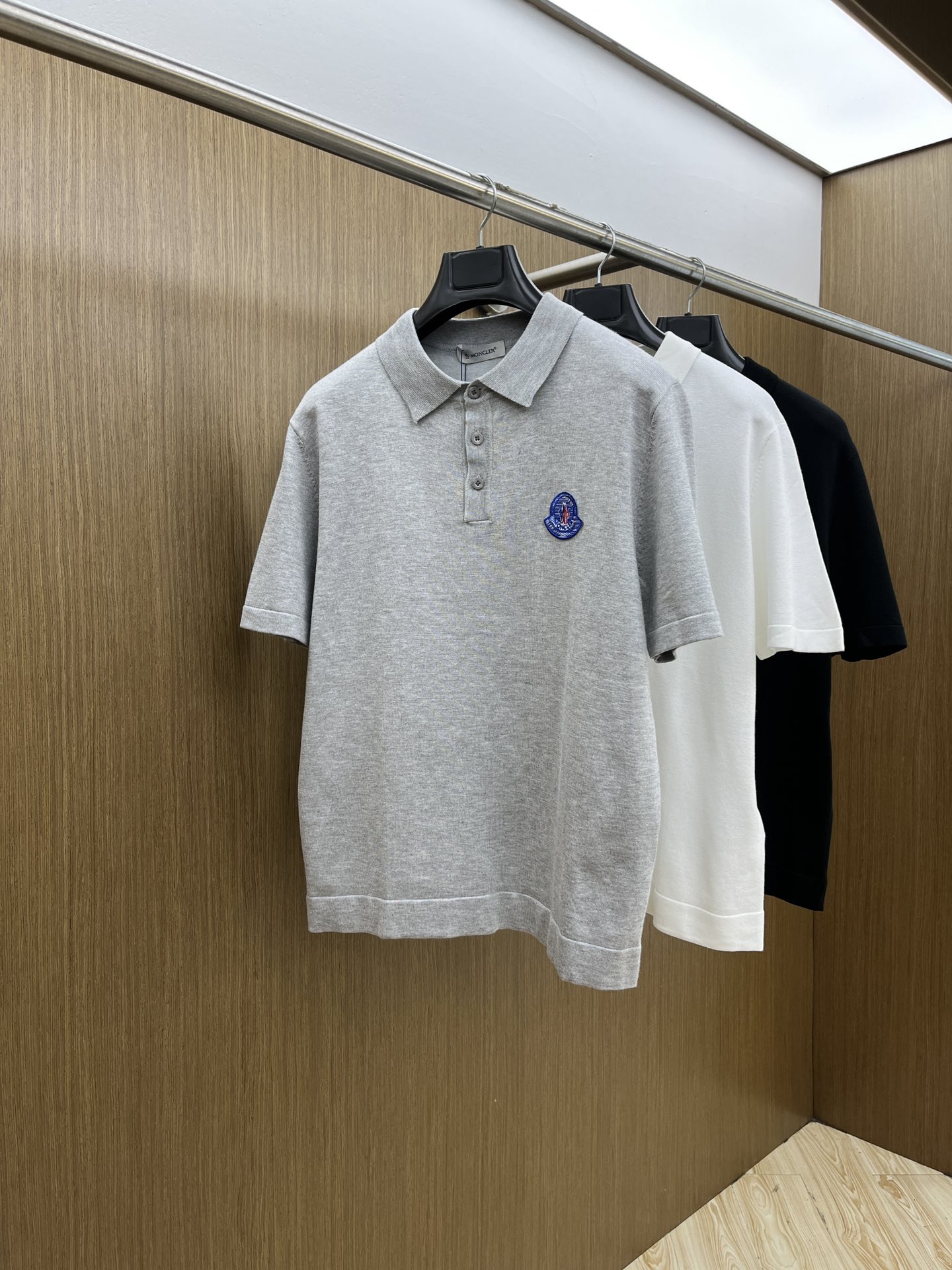 新品 Mon 🔥🔥春夏新品针织翻领Polo衫，进口纱线针织面料，手感柔软。胸前图案采用立体刺绣工艺，正面