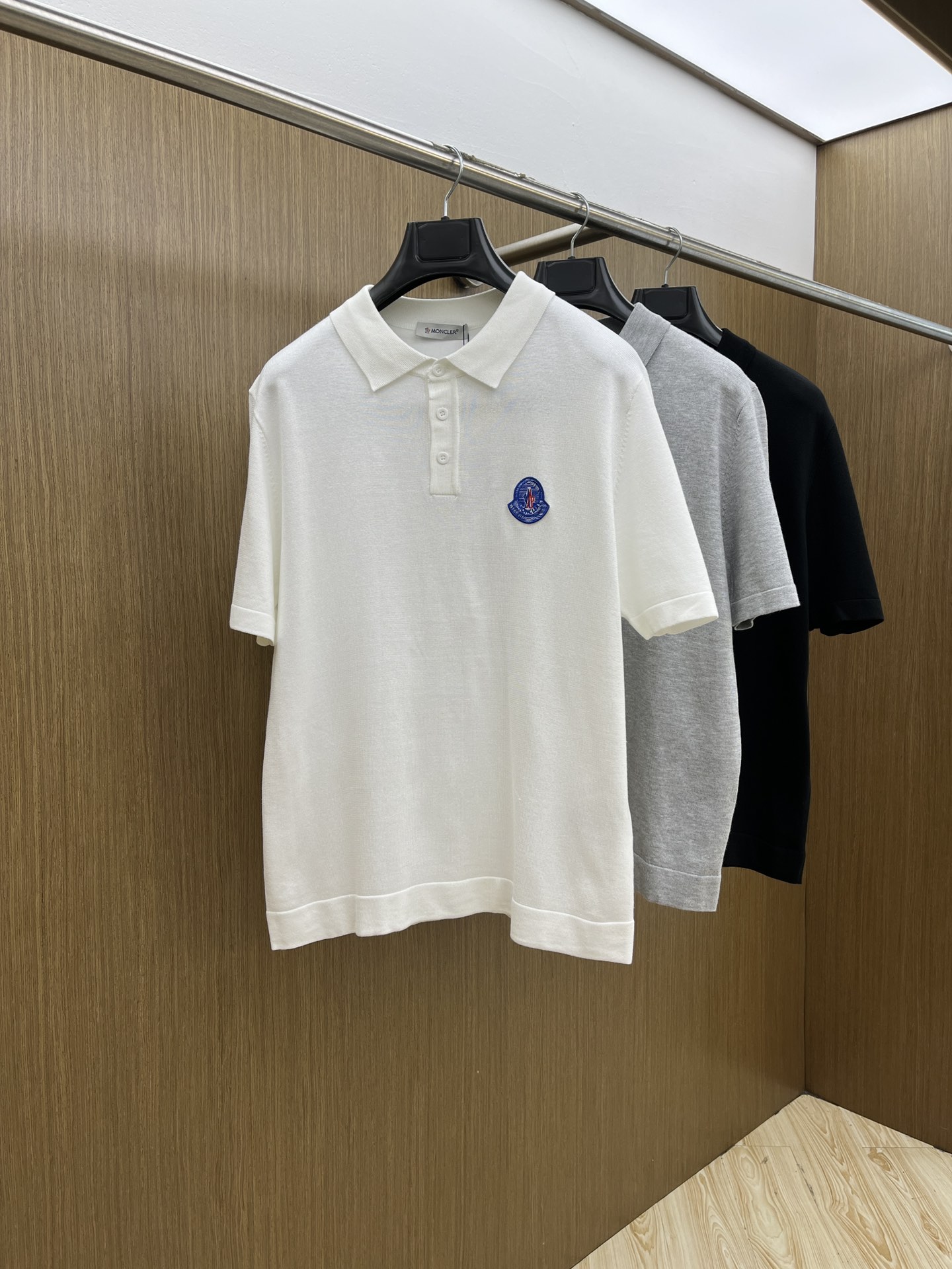 新品 Mon 🔥🔥春夏新品针织翻领Polo衫，进口纱线针织面料，手感柔软。胸前图案采用立体刺绣工艺，正面
