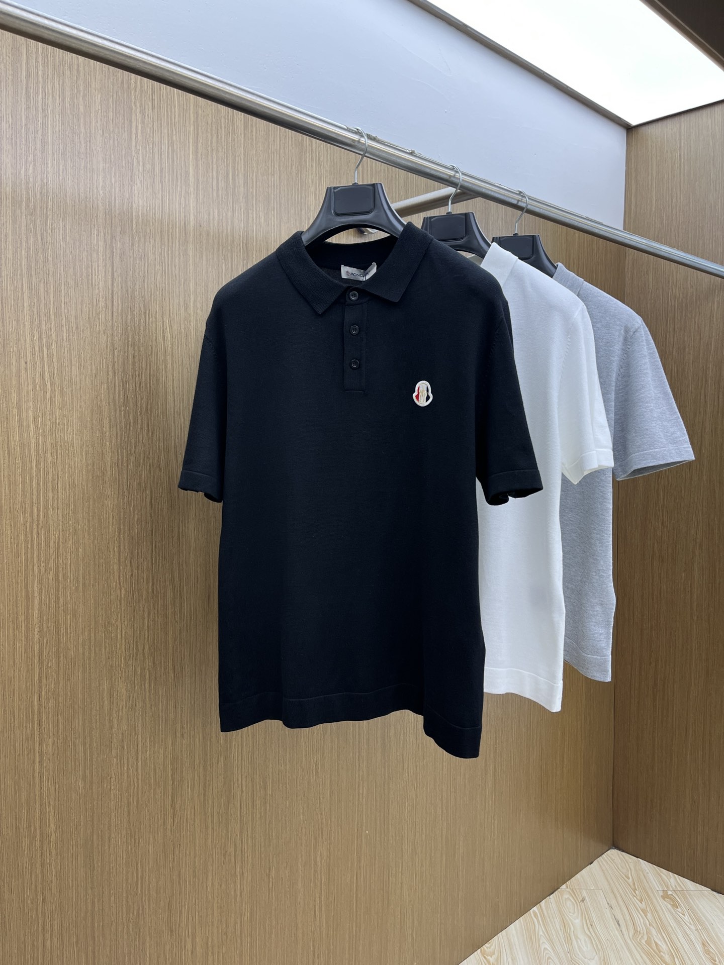 新品 Mon 🔥🔥春夏新品针织翻领Polo衫，进口纱线针织面料，手感柔软。胸前图案采用立体刺绣工艺，正面