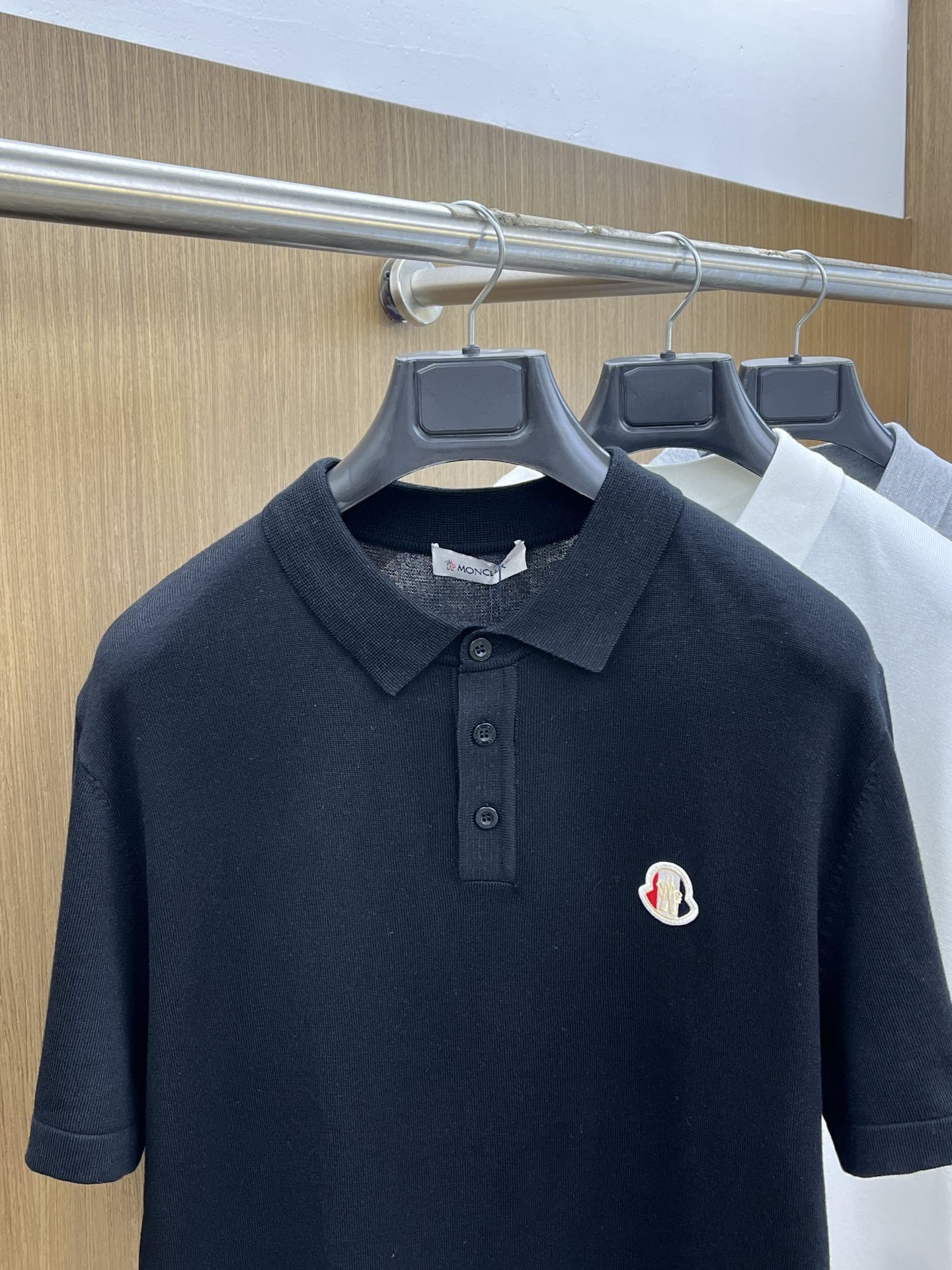 新品 Mon 🔥🔥春夏新品针织翻领Polo衫，进口纱线针织面料，手感柔软。胸前图案采用立体刺绣工艺，正面