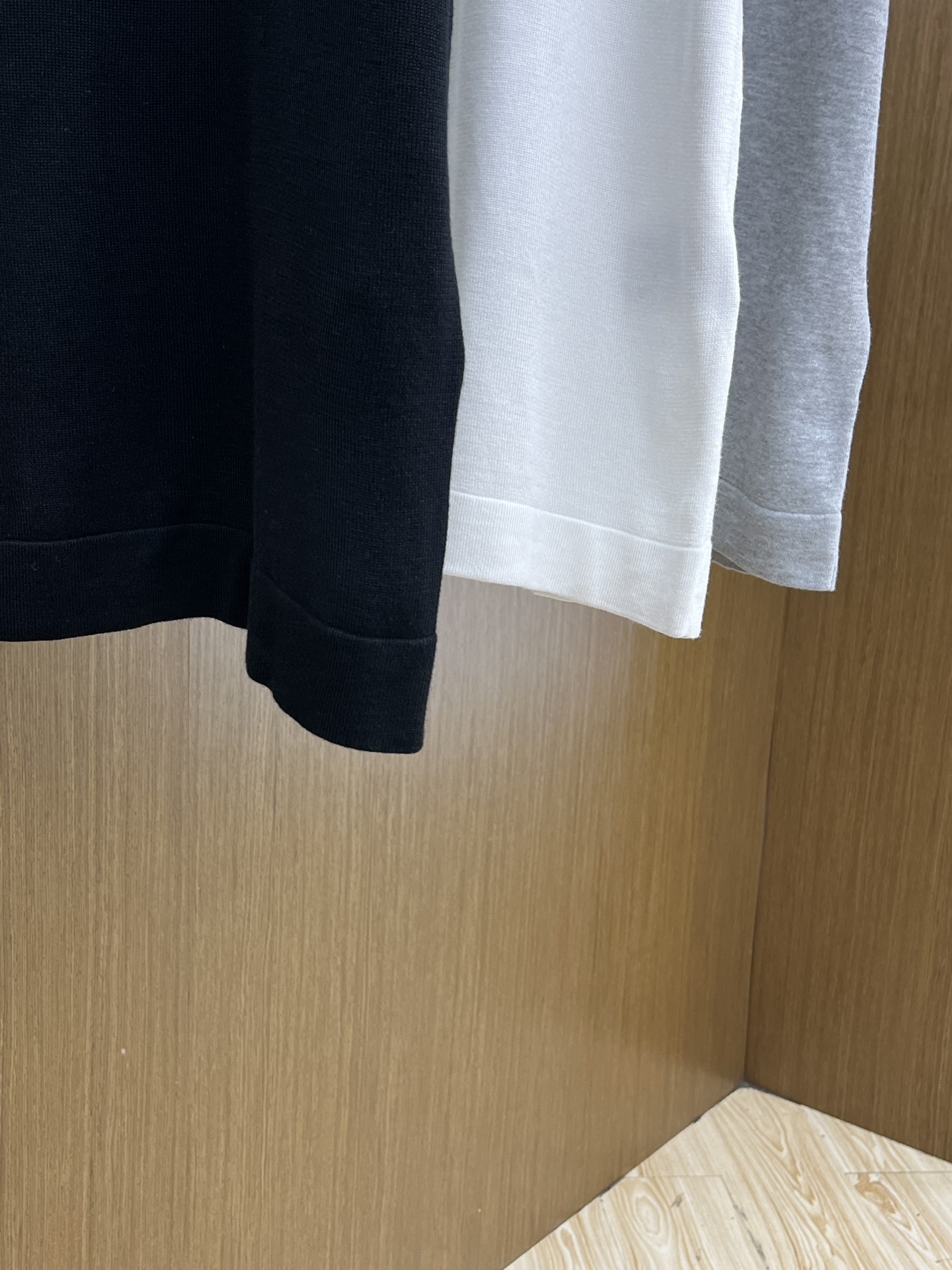 新品 Mon 🔥🔥春夏新品针织翻领Polo衫，进口纱线针织面料，手感柔软。胸前图案采用立体刺绣工艺，正面