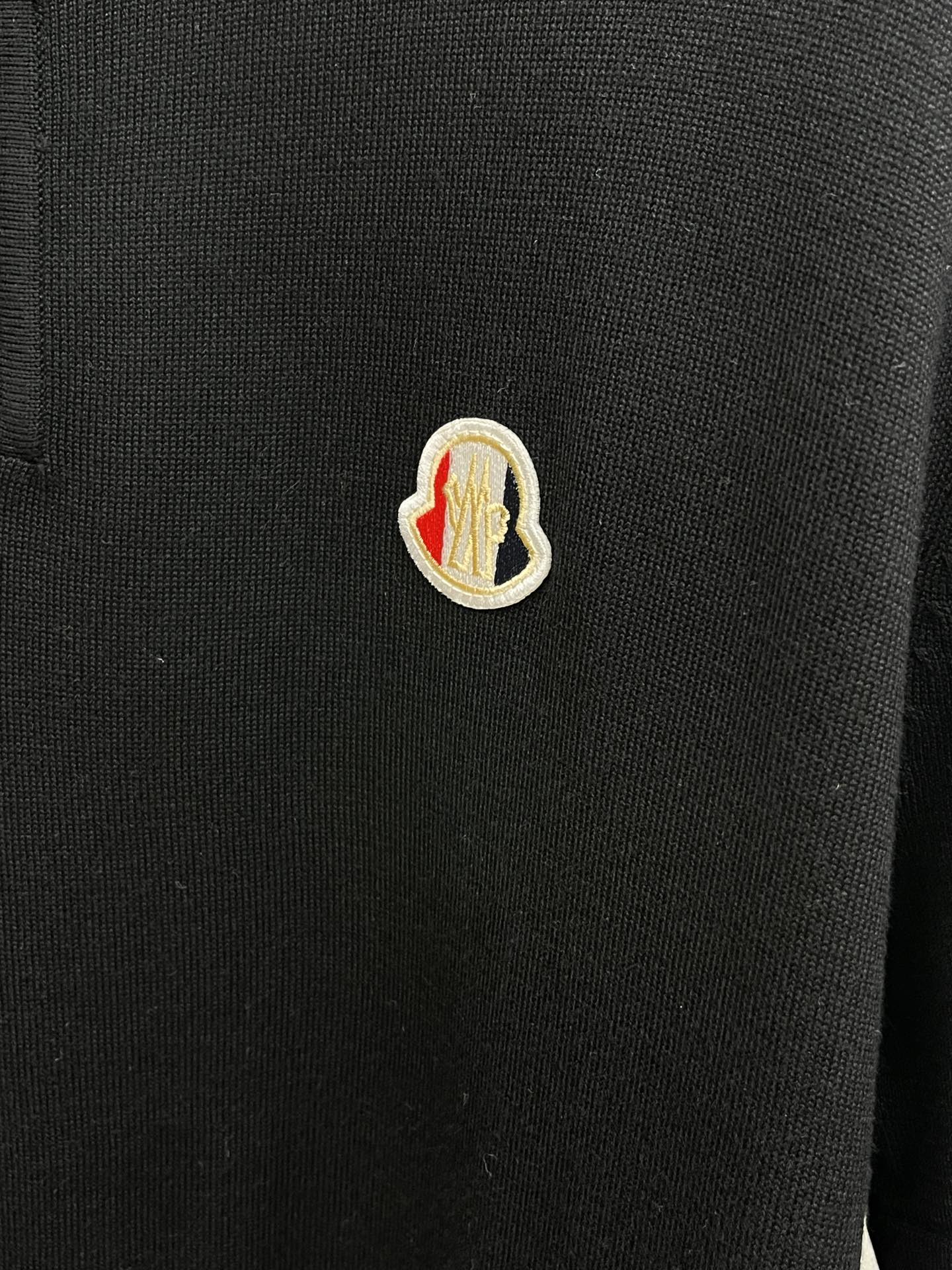 新品 Mon 🔥🔥春夏新品针织翻领Polo衫，进口纱线针织面料，手感柔软。胸前图案采用立体刺绣工艺，正面
