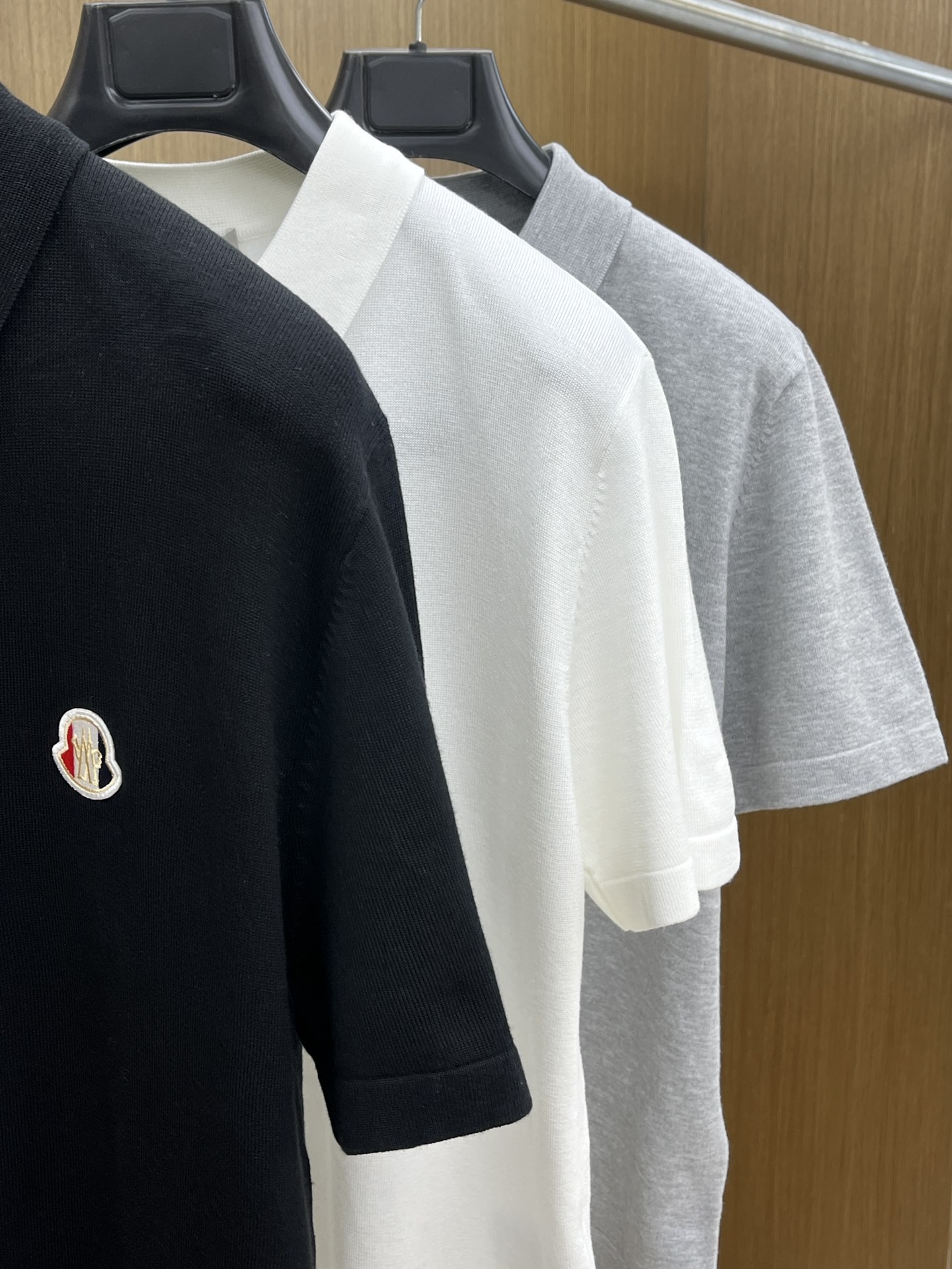 新品 Mon 🔥🔥春夏新品针织翻领Polo衫，进口纱线针织面料，手感柔软。胸前图案采用立体刺绣工艺，正面