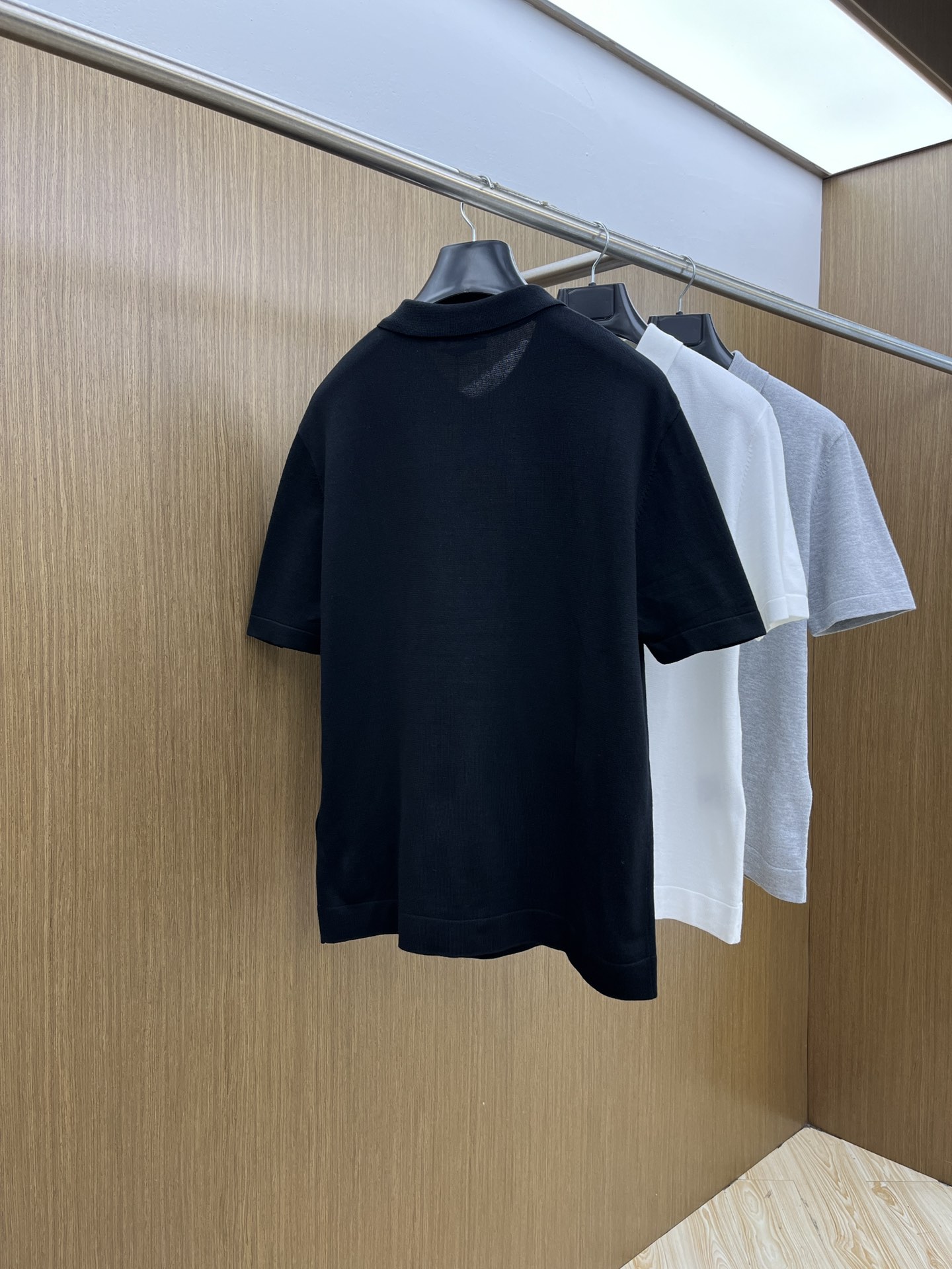 新品 Mon 🔥🔥春夏新品针织翻领Polo衫，进口纱线针织面料，手感柔软。胸前图案采用立体刺绣工艺，正面