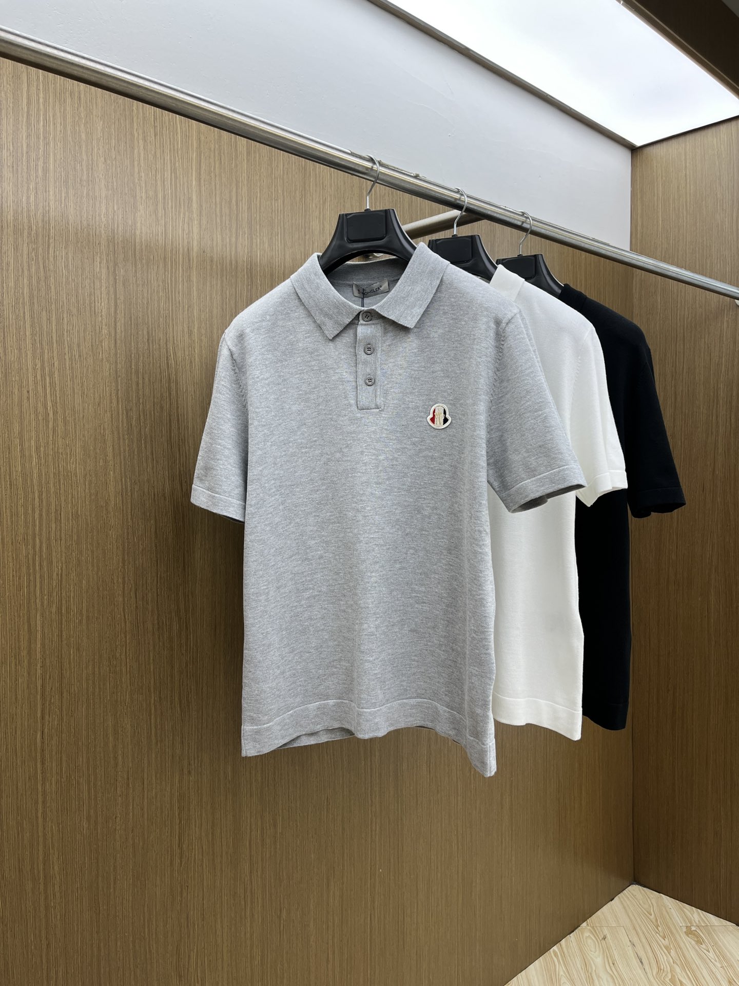 新品 Mon 🔥🔥春夏新品针织翻领Polo衫，进口纱线针织面料，手感柔软。胸前图案采用立体刺绣工艺，正面