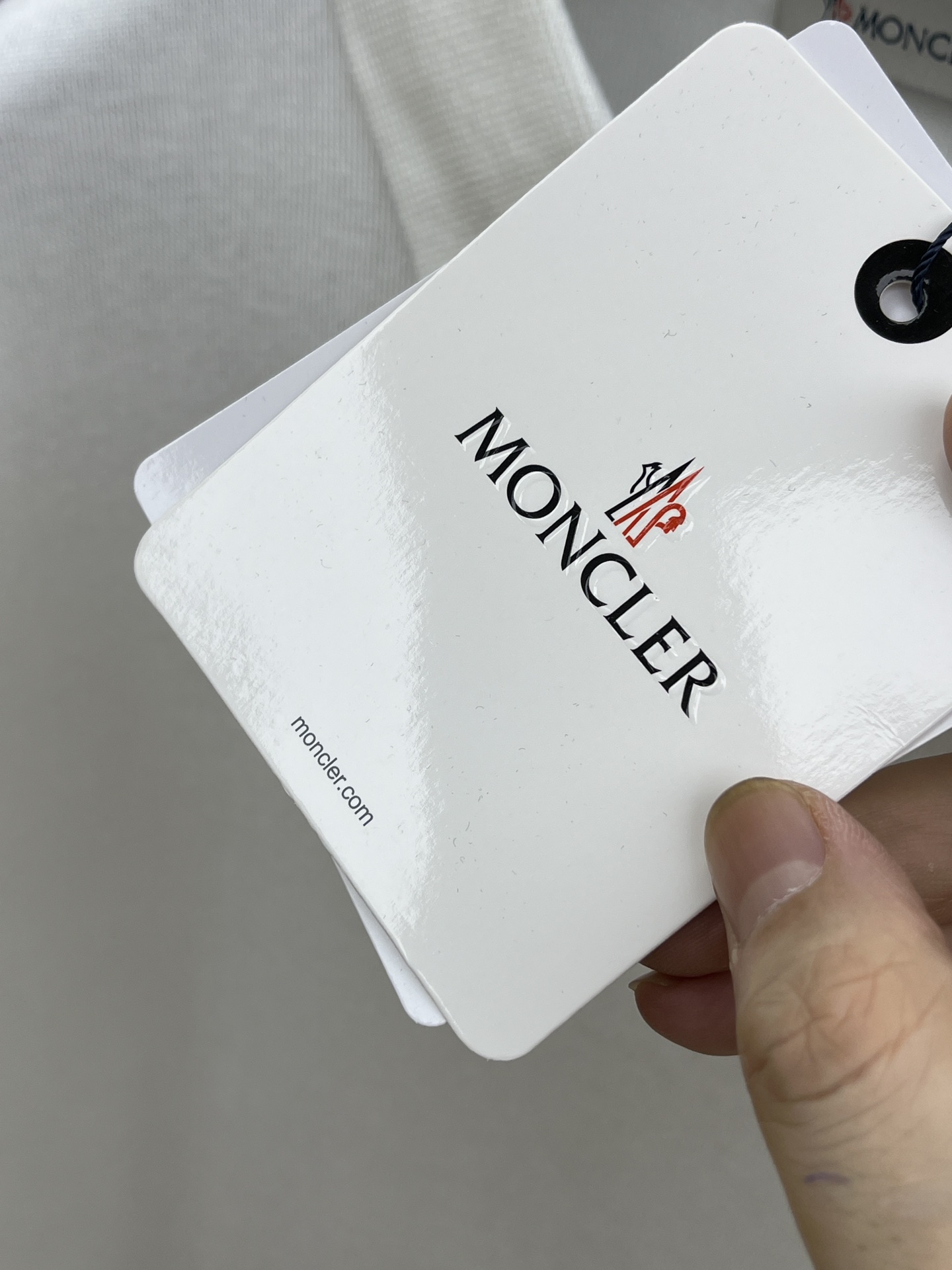 新品 Mon 🔥🔥春夏新品针织翻领Polo衫，进口纱线针织面料，手感柔软。胸前图案采用立体刺绣工艺，正面