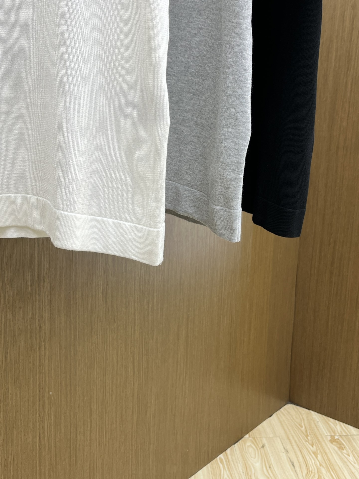 新品 Mon 🔥🔥春夏新品针织翻领Polo衫，进口纱线针织面料，手感柔软。胸前图案采用立体刺绣工艺，正面