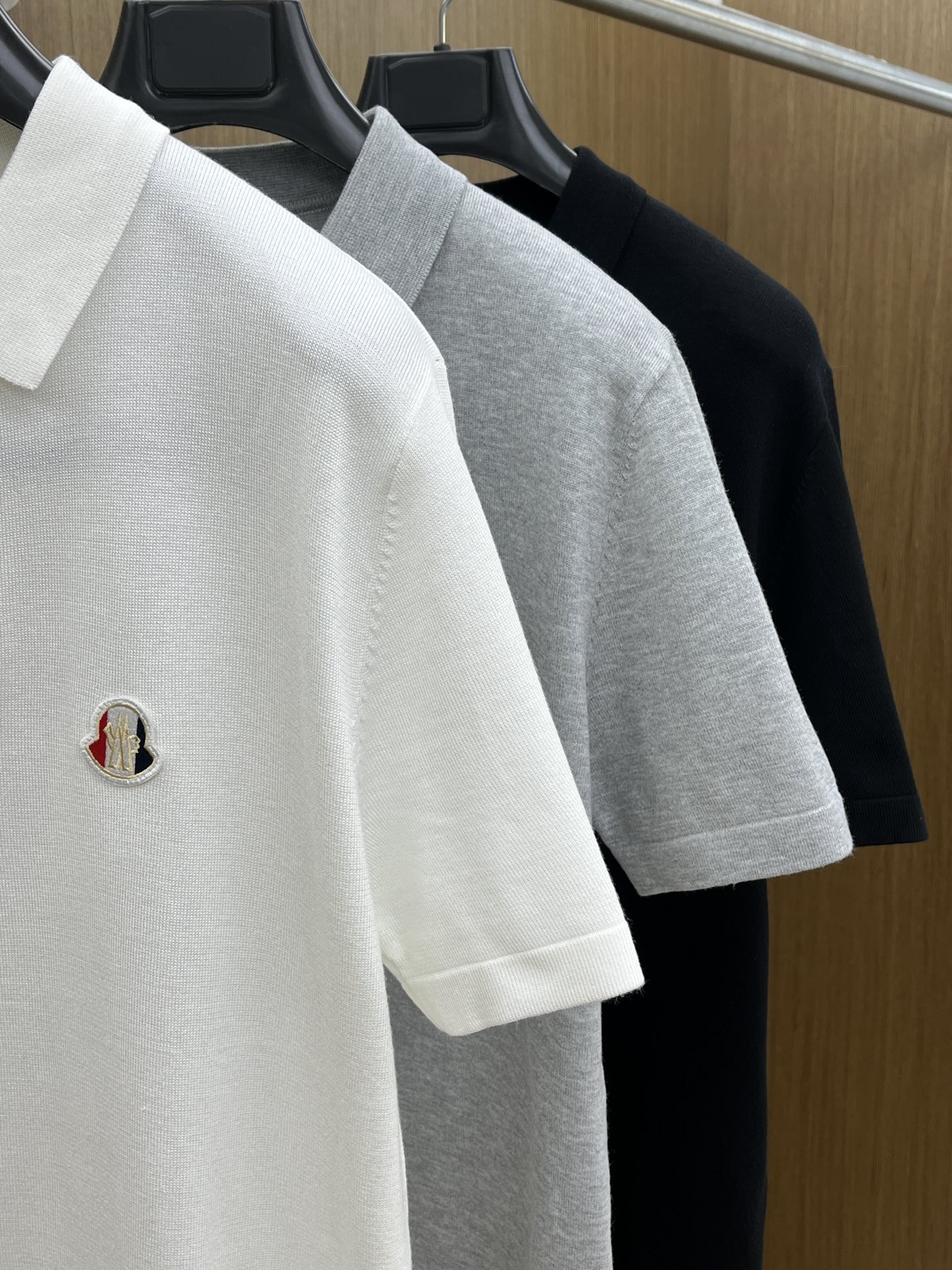 新品 Mon 🔥🔥春夏新品针织翻领Polo衫，进口纱线针织面料，手感柔软。胸前图案采用立体刺绣工艺，正面
