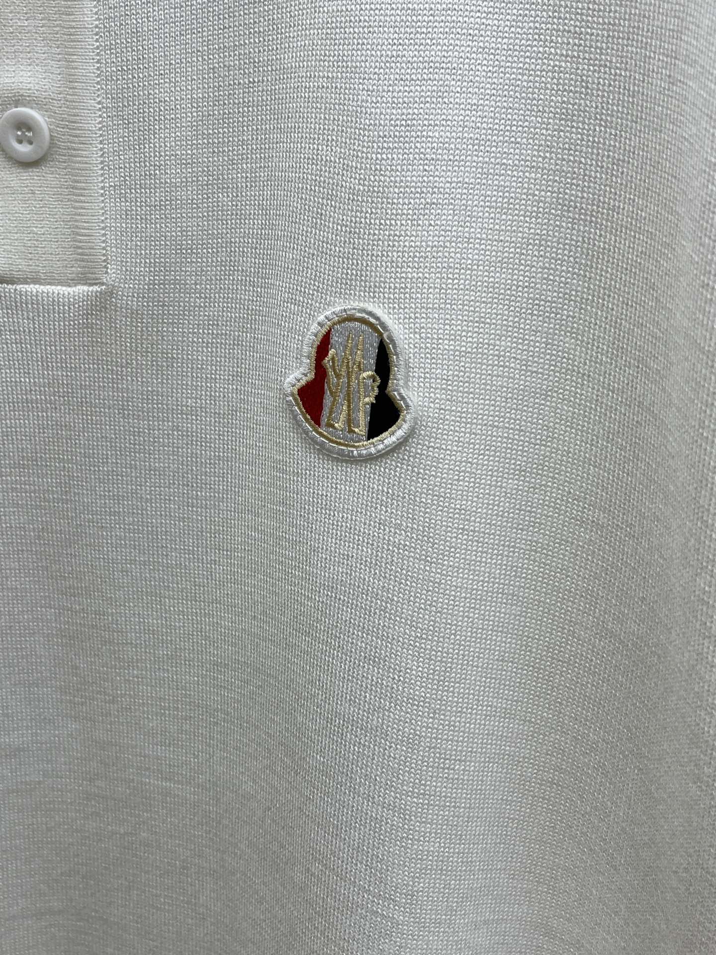 新品 Mon 🔥🔥春夏新品针织翻领Polo衫，进口纱线针织面料，手感柔软。胸前图案采用立体刺绣工艺，正面