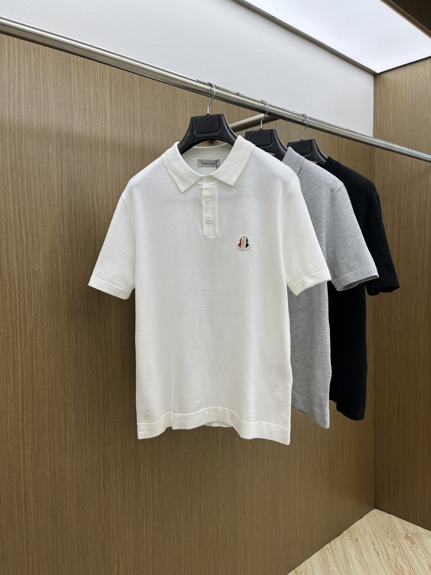 新品 Mon 🔥🔥春夏新品针织翻领Polo衫，进口纱线针织面料，手感柔软。胸前图案采用立体刺绣工艺，正面