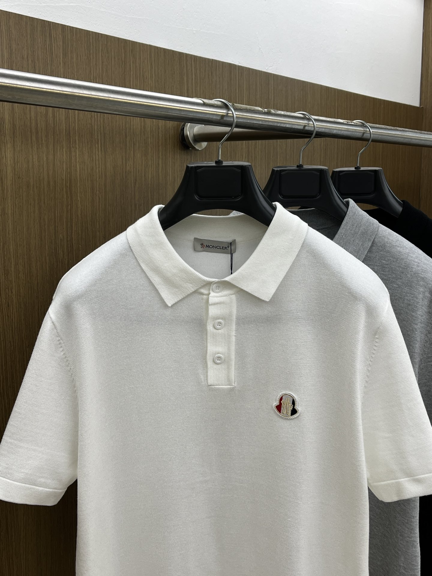 新品 Mon 🔥🔥春夏新品针织翻领Polo衫，进口纱线针织面料，手感柔软。胸前图案采用立体刺绣工艺，正面