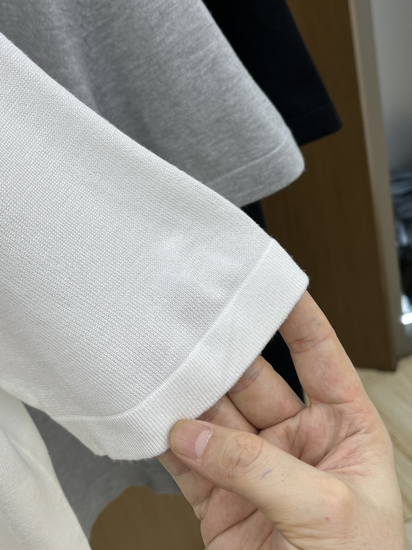 新品 Mon 🔥🔥春夏新品针织翻领Polo衫，进口纱线针织面料，手感柔软。胸前图案采用立体刺绣工艺，正面