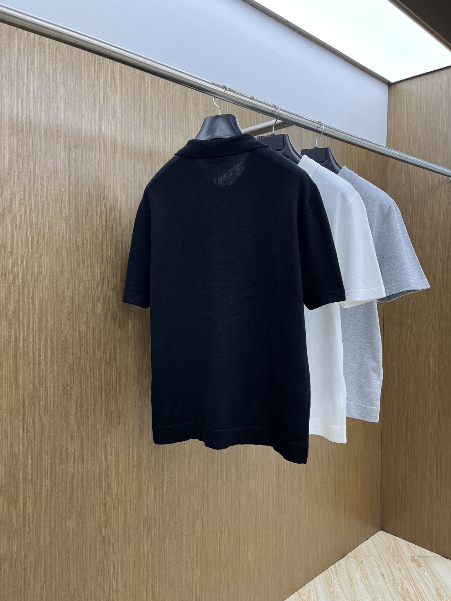新品 Mon 🔥🔥春夏新品针织翻领Polo衫，进口纱线针织面料，手感柔软。胸前图案采用立体刺绣工艺，正面