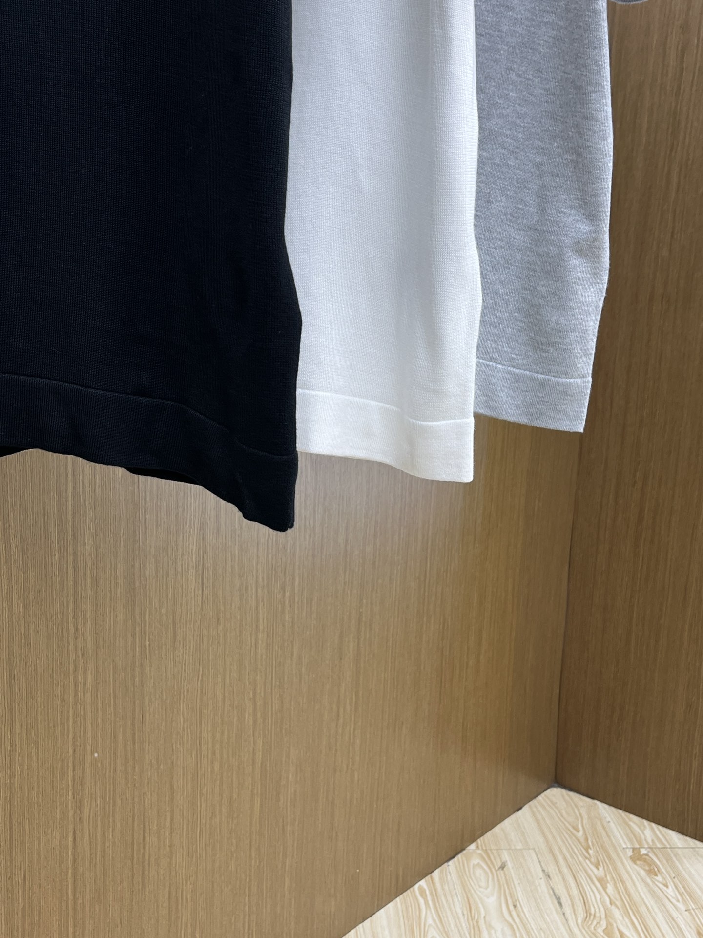 新品 Mon 🔥🔥春夏新品针织翻领Polo衫，进口纱线针织面料，手感柔软。胸前图案采用立体刺绣工艺，正面