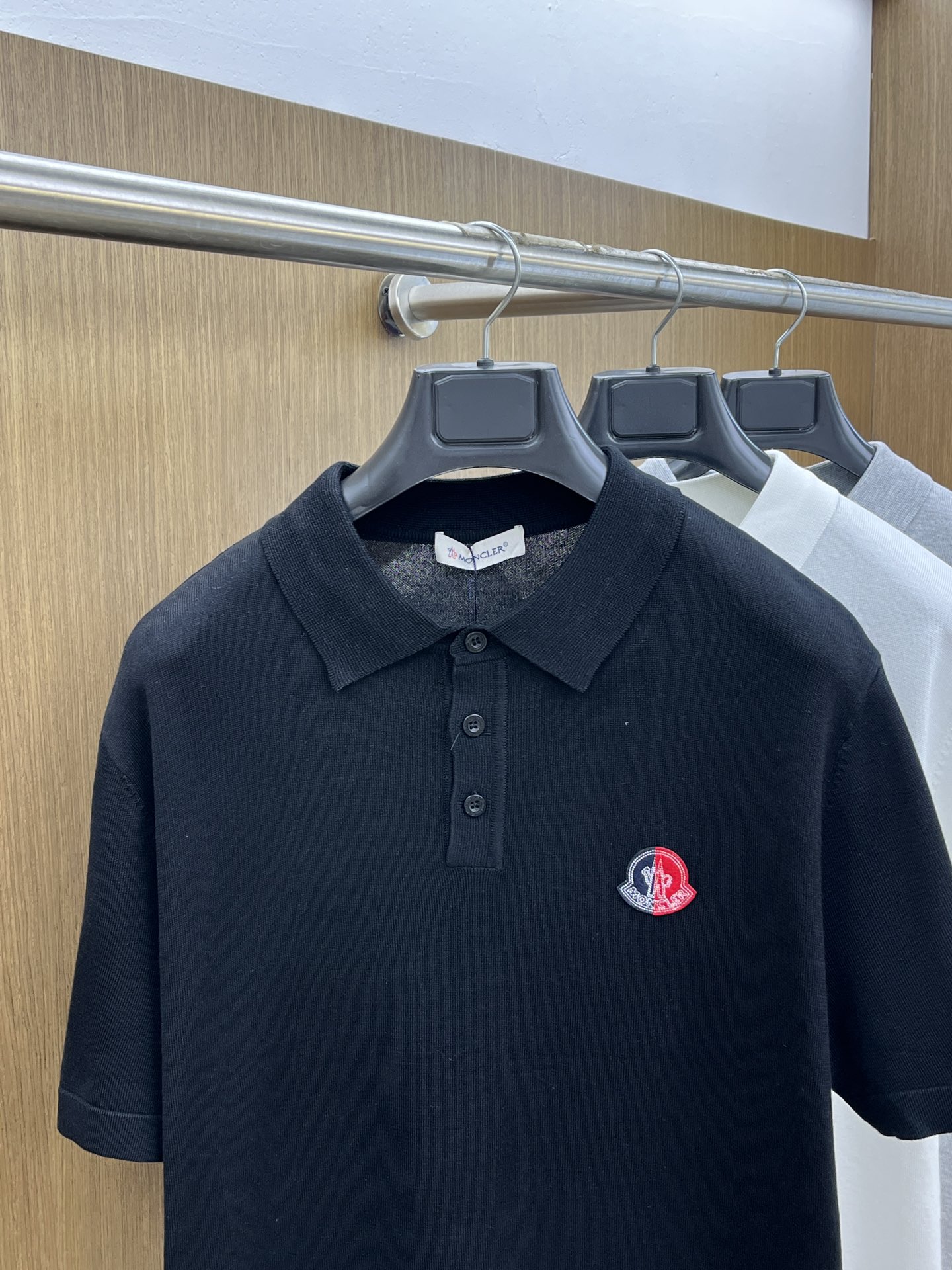 新品 Mon 🔥🔥春夏新品针织翻领Polo衫，进口纱线针织面料，手感柔软。胸前图案采用立体刺绣工艺，正面