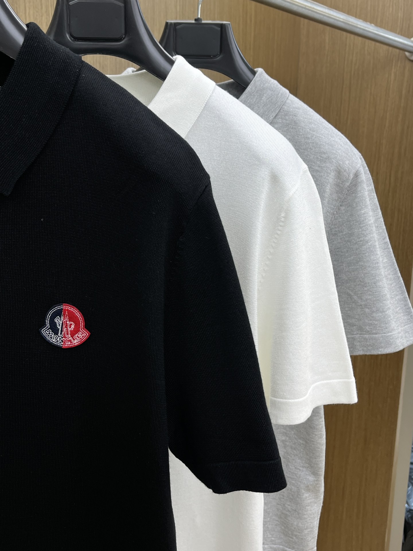 新品 Mon 🔥🔥春夏新品针织翻领Polo衫，进口纱线针织面料，手感柔软。胸前图案采用立体刺绣工艺，正面
